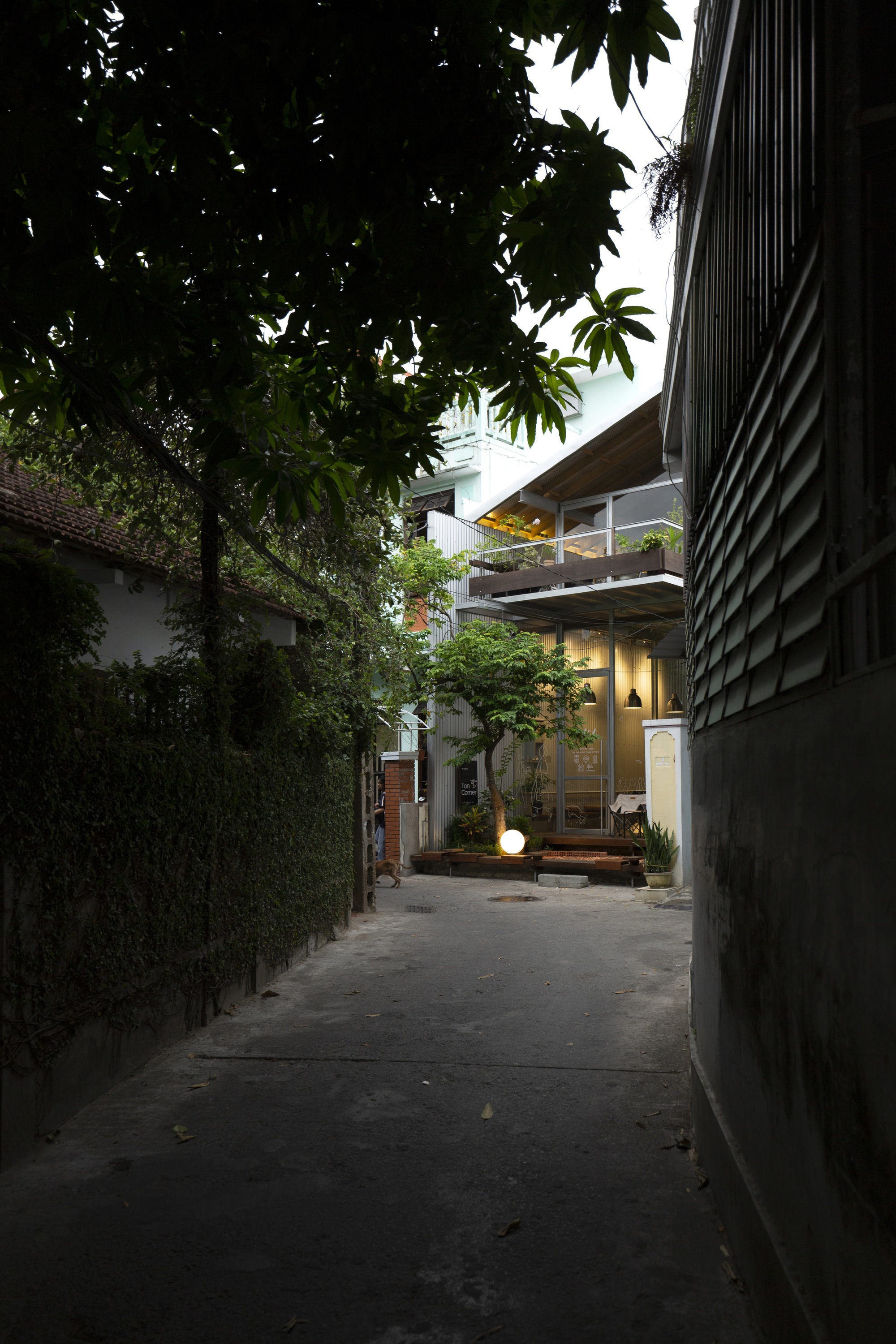 古都順化的巷子內,越南建築師事務所 TON Architects 打造一間充滿現代感的咖啡店「Ton Corner Coffee Shop」,以開放通透的空間理念,結合當地氣候特徵與環保永續概念,為這座充滿歷史氣息的城市注入了全新的生命力