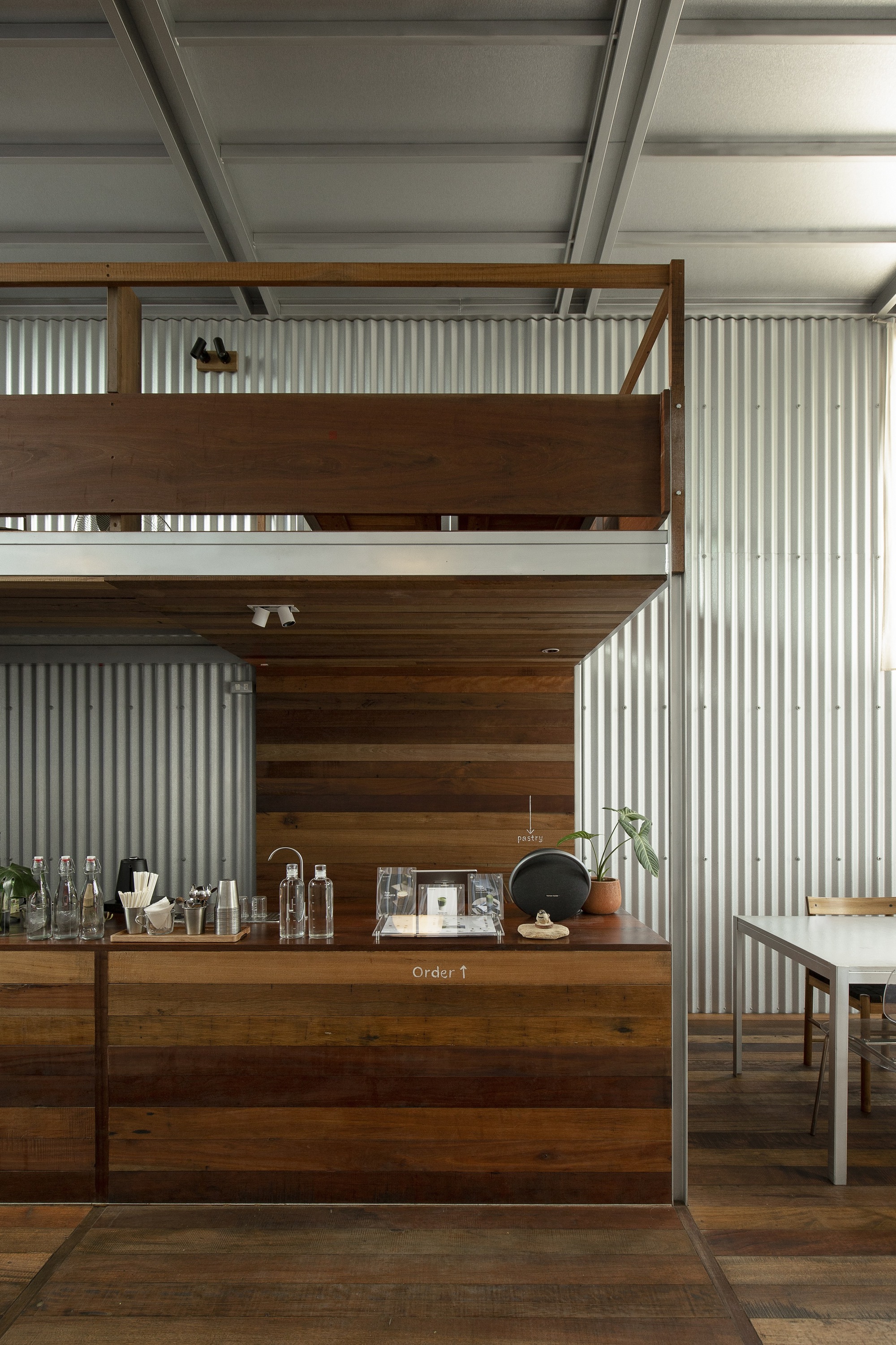 越南順化鐵皮屋咖啡館 Ton Corner Coffee Shop TON Architects