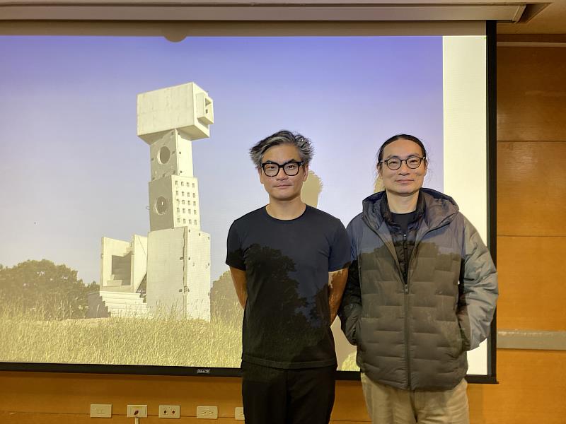 賴彥吉(Jimenez Lai)教授(左)與邱韻祥教授(右)在演講主視覺前合影