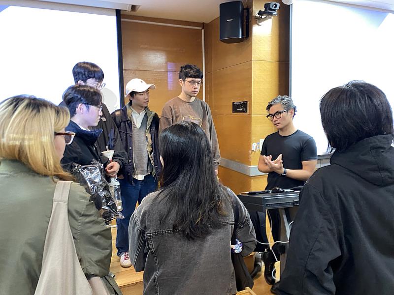 賴彥吉(Jimenez Lai)教授演講後多位學生繼續求教