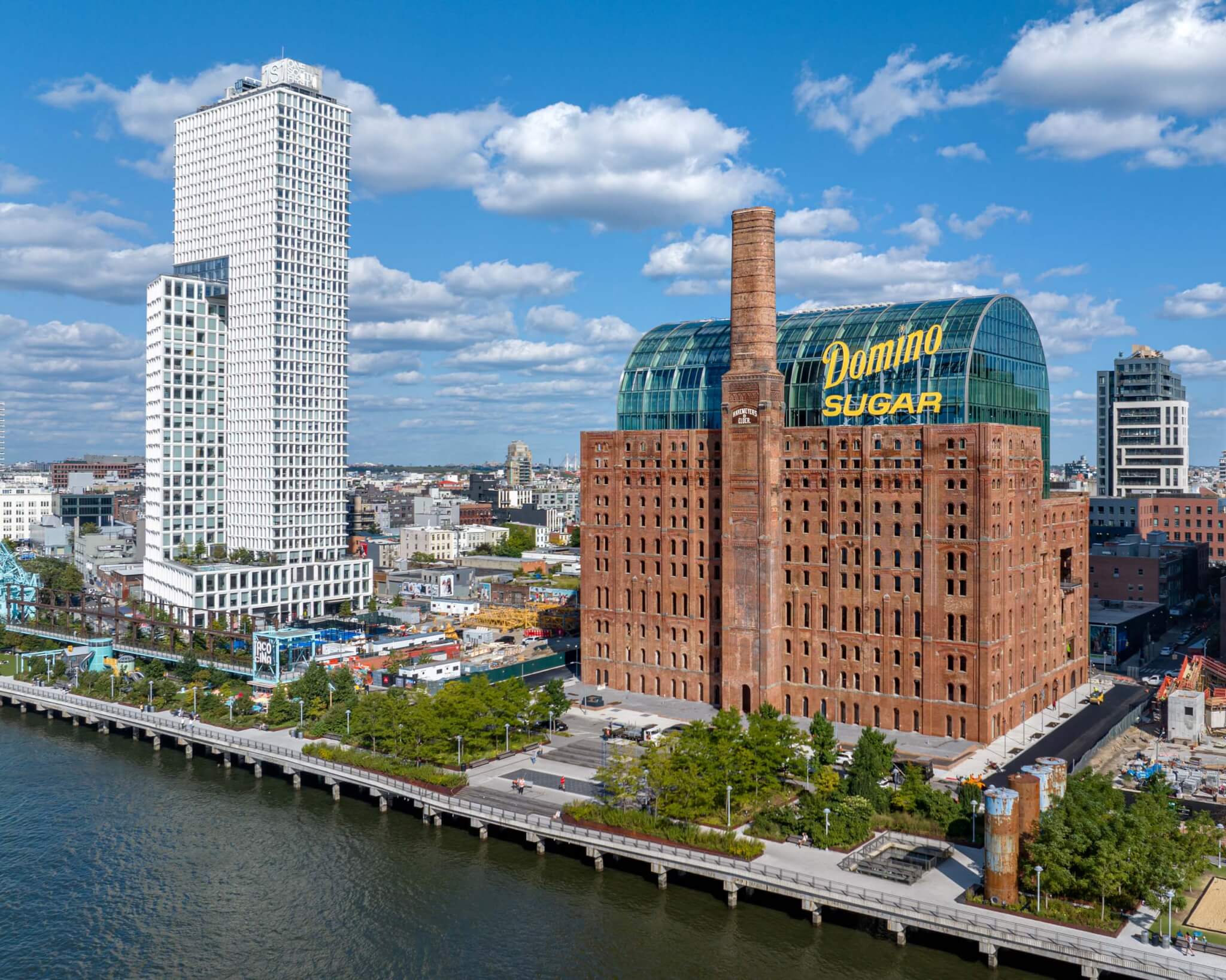 美國紐約布魯克林的多米諾糖廠(Domino Sugar Factory)開發案,近年來一直是都市更新的矚目焦點,相片右邊是此公園仍在施工的樣貌