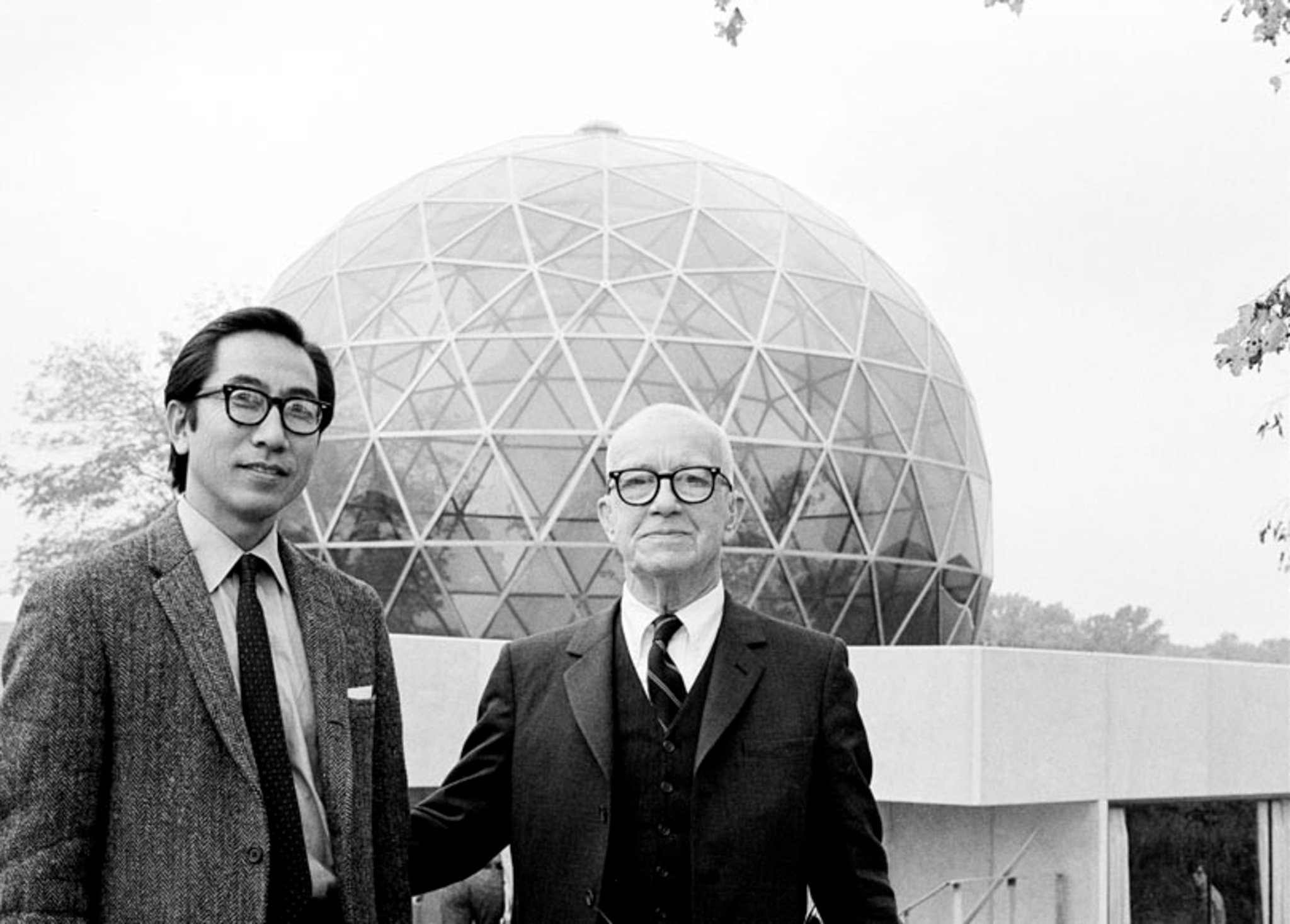 貞夫翔二(Shoji Sadao)與 Richard Buckminster Fuller 合影,在南伊利諾大學愛德華茲維爾分校(Southern Illinois University, Edwardsville)的心靈與永續發展中心(Center for Spirituality & Sustainability)