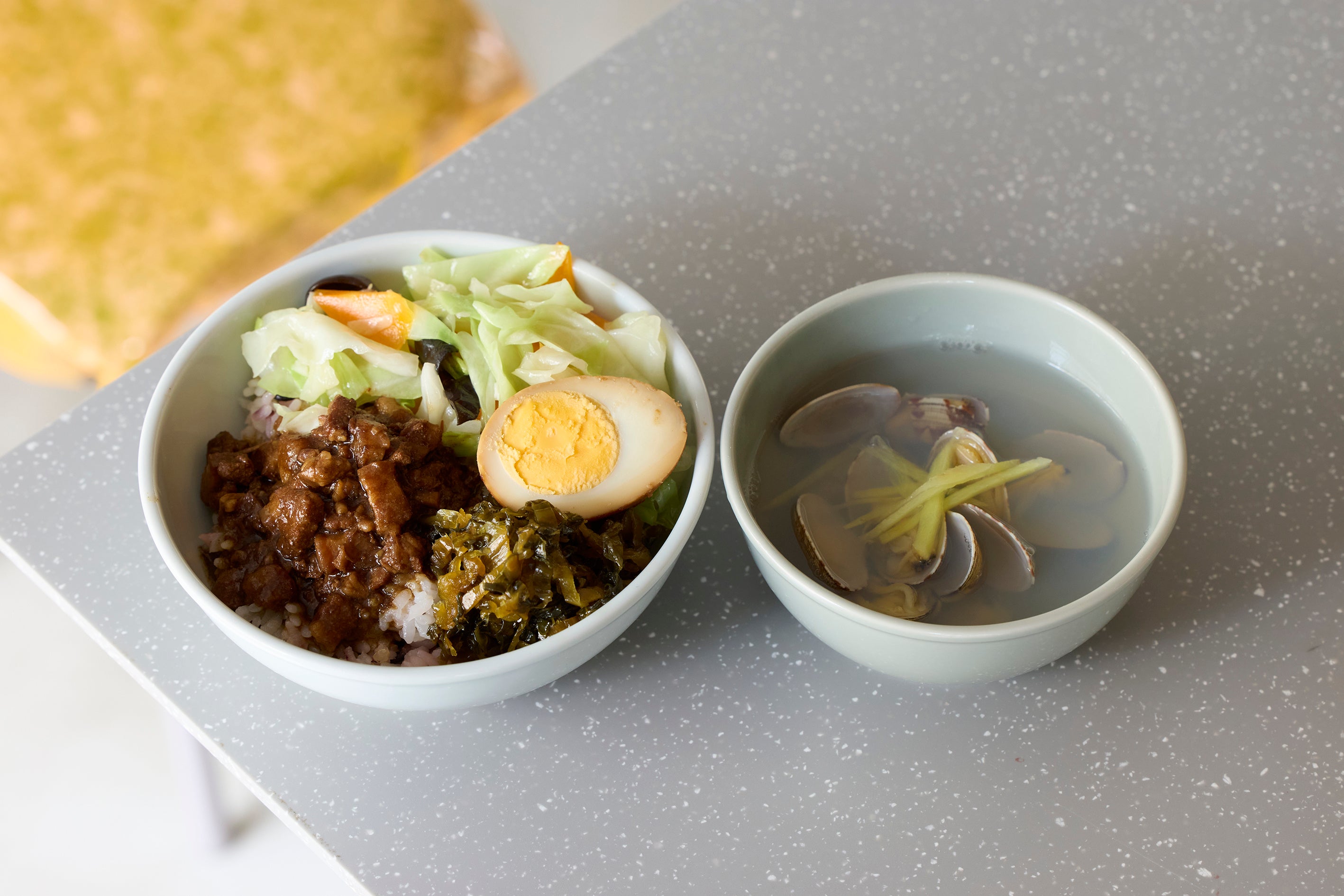 左：ルーロー飯　右：アサリスープ　Photo：Kaoru Yamada 左：滷肉飯　右：蛤蜊湯　照片提供：Kaoru Yamada