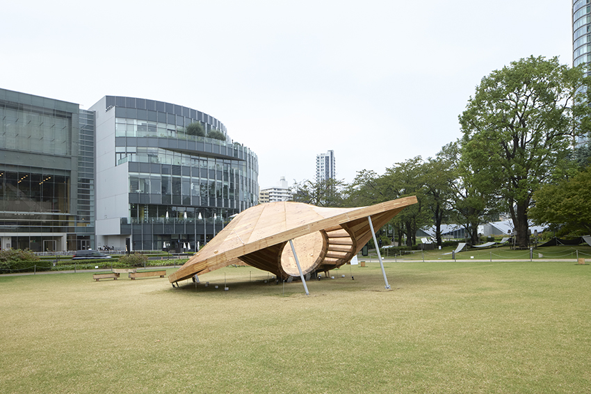 three interlocking timber rings shape TAILAND's playground pavilion in tokyo park