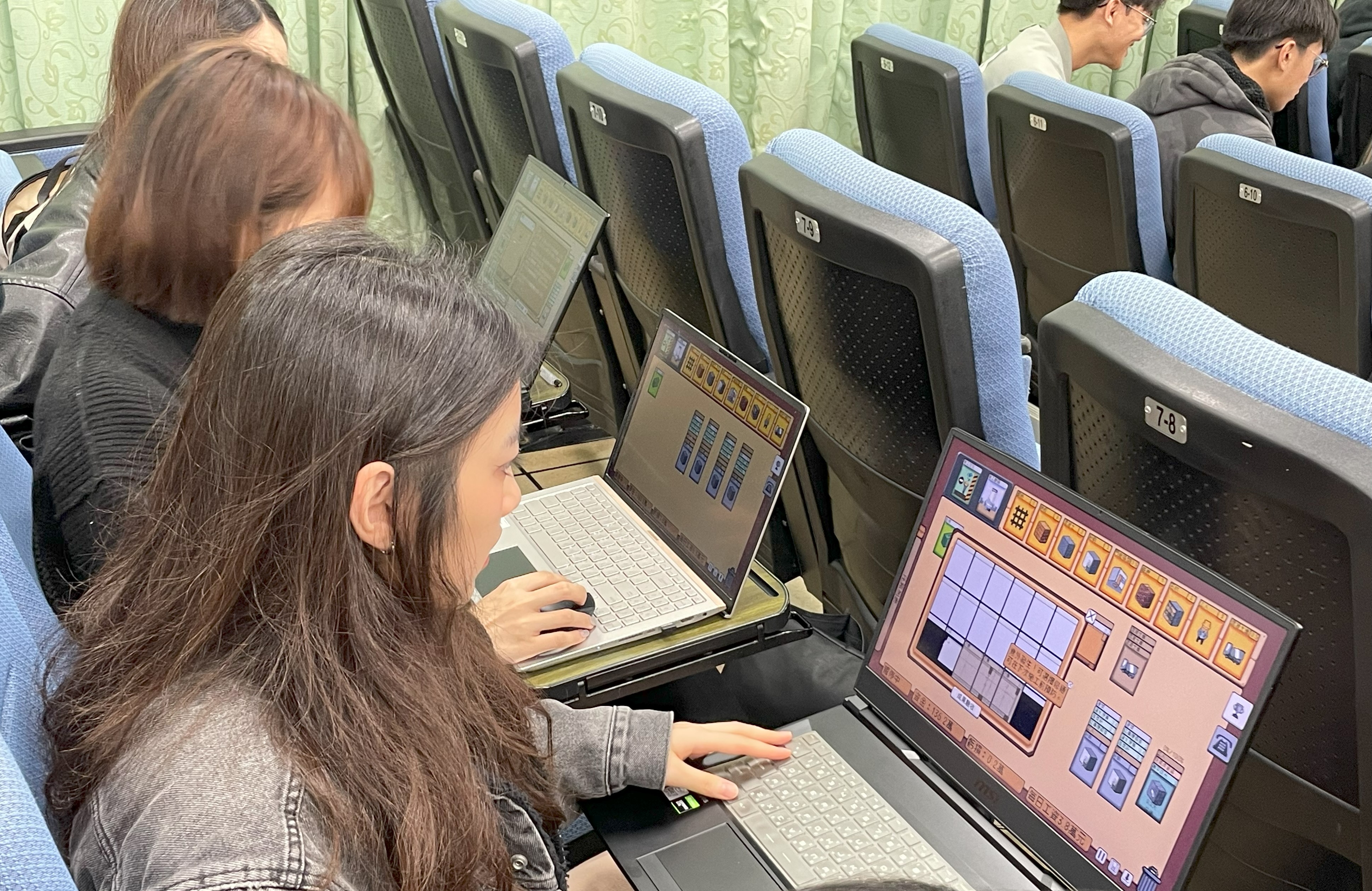 台科大建築系教授阮怡凱表示,近年來將設計思考、翻轉教學、PBL(問題導向學習)、遊戲教學等方法結合課程,發現學生對遊戲學習的反應最為熱烈,因此決定在課堂上增加遊戲比重,開發「設計品質檢核遊戲」、「投標遊戲」、「台大宿舍PCM遊戲」及「工地達人遊戲」等四款遊戲,並充分結合建築領域的知識與技能。