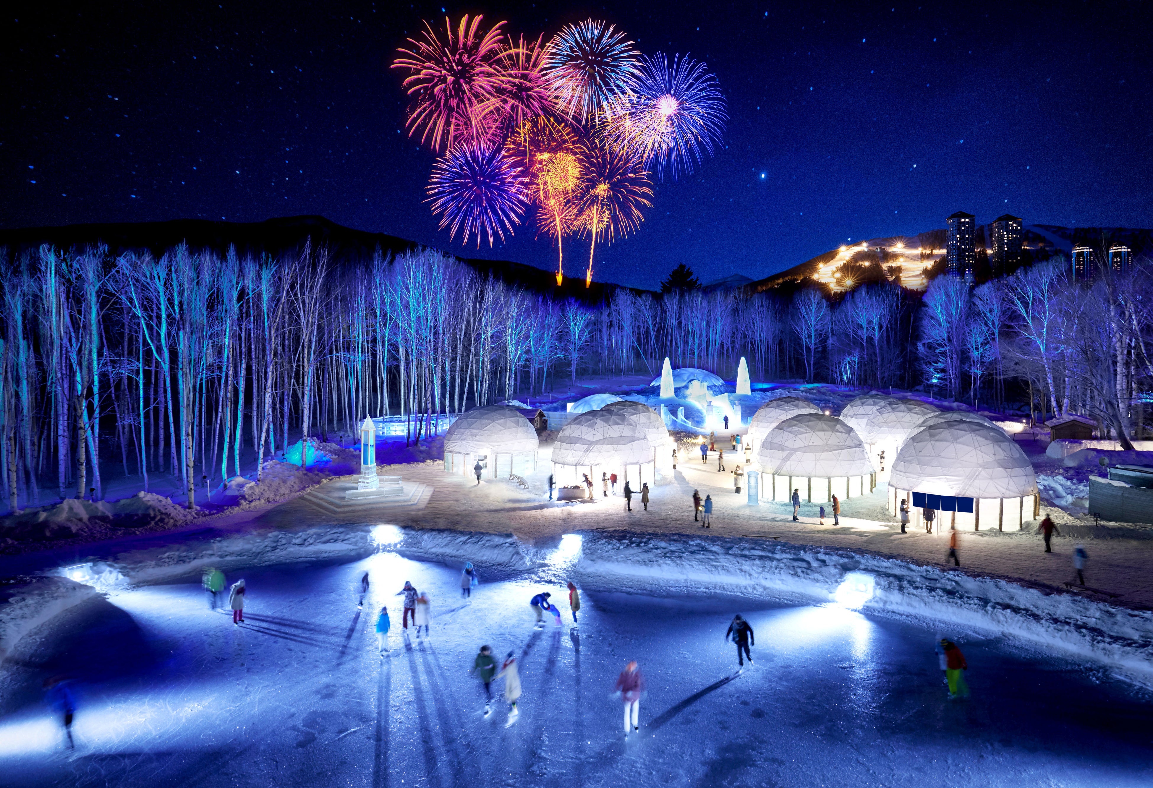 2025年1月20日,日本北海道「星野集團 トマム(星野集團Tomamu)」的「アイスヴィレッジ(Ice Village)」冰城盛大開幕。這座由11棟冰雪穹頂建築構成的冰之街,是利用當地冬季最低可達零下30度的嚴寒所打造的夢幻世界
