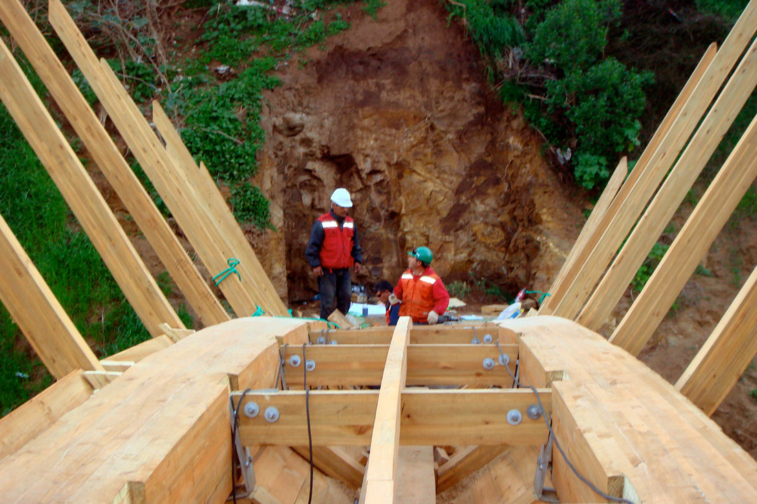 施工相片 木造人行步橋 智利 Wood Pedestrian Bridge Zapallar Enrique Browne