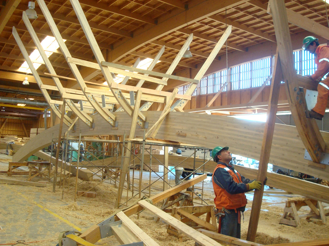 橋樑的木構件在工廠生產 木造人行步橋 智利 Wood Pedestrian Bridge Zapallar Enrique Browne