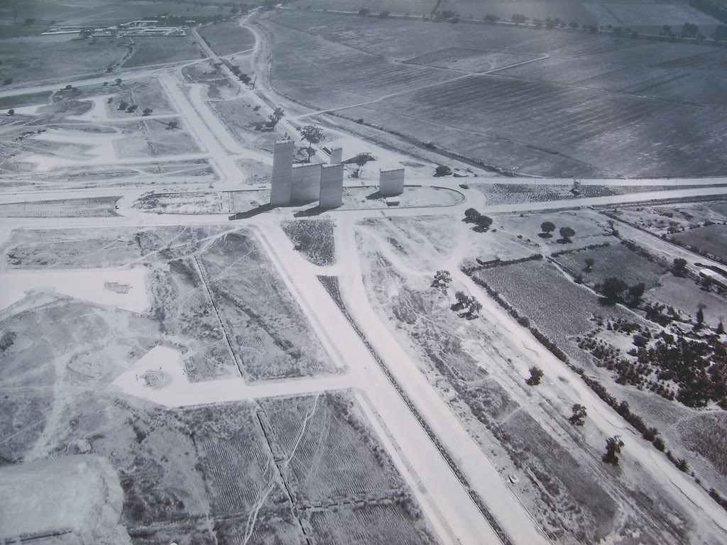 衛星塔 Torres de Satélite 完工時,附近區域都還沒開始發展