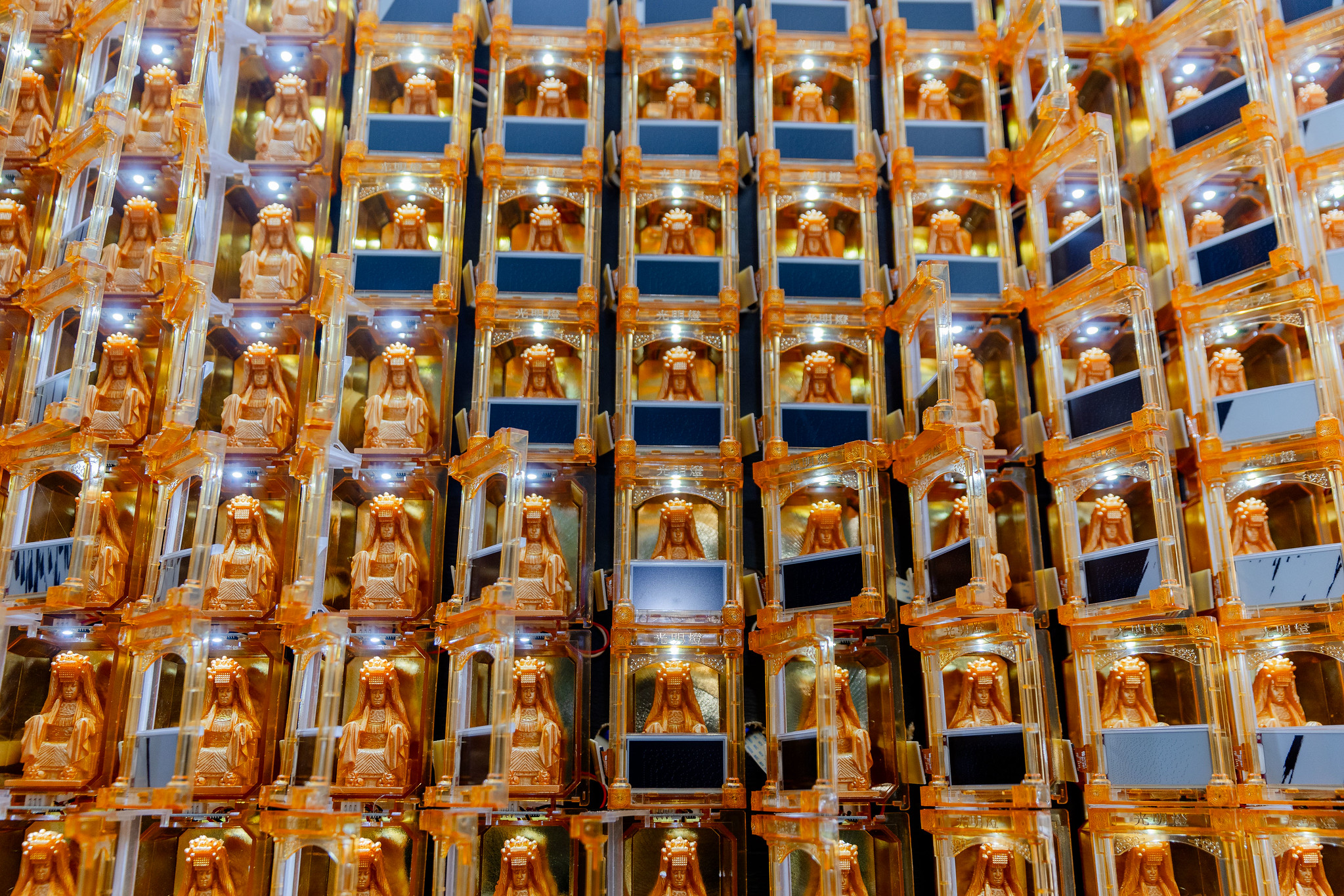 展場一端的「光明燈牆」，如同於群島之中設置的一座信仰半島，成為信仰核心並串連起所有展櫃與內容