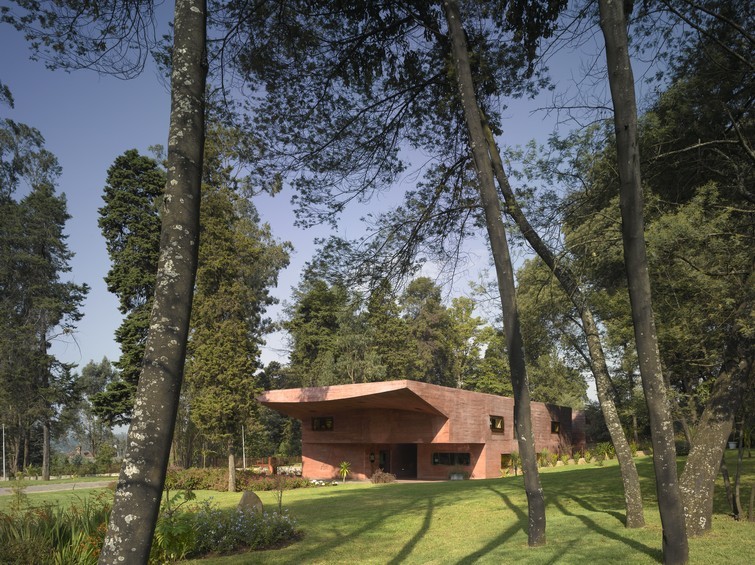 衣索比亞 Addis Ababa 荷蘭大使館 Bjarne Mastenbroek and Dick Van Gameren 基地面積廣達 55,000 平方公尺,在這片廣大的土地上,建築師的任務是在保留這塊土地原有的自然環境的前提下,並為荷蘭大使館設計五座獨立的建築物。這項任務由建築師 Dick Van Gameren 與 Bjarne Mastenbroek 於 2005 年開始設計,並與當地的營造廠、材料專家等專業人員合作,一步步地實現設計的構想