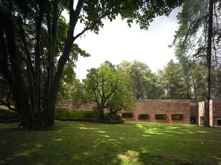 衣索比亞 Addis Ababa 荷蘭大使館 Bjarne Mastenbroek and Dick Van Gameren 荷蘭駐衣索比亞大使館的主要建築物,以水平的量體,依偎著山坡地形,並以建築本身的設計,將不同空間與機能,清楚的劃分出來