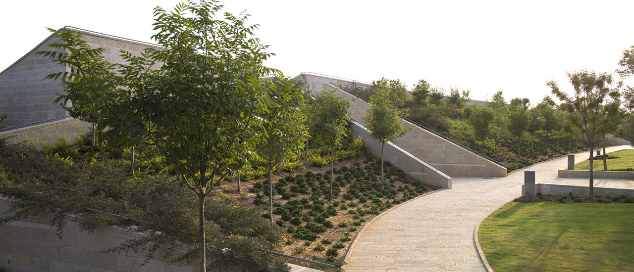以色列遊客中心 Ramat Hanadiv Visiting Center Ada Karmi-Melamede Architects 所有的空間機能都設置在如地景般的量體之下,上面以綠屋頂覆蓋