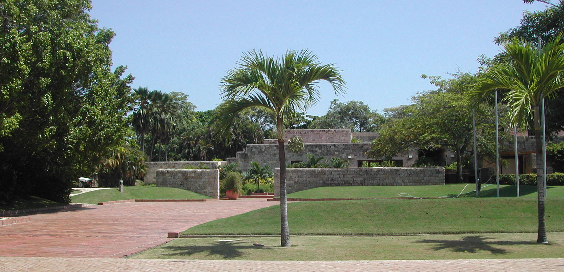 哥倫比亞的「總統貴賓招待所（Casa de Huéspedes de Colombia）」，由建築大師 Rogelio Salmona 設計，在卡塔赫納（Cartagena）海灣的一處西班牙殖民時期堡壘遺跡旁，打造出融合歷史與現代的建築群