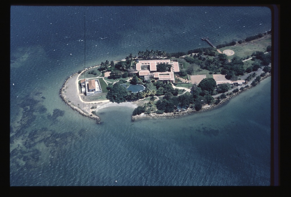 Casa de Huéspedes Ilustres de Cartagena de Indias 位於可以俯瞰卡塔赫納（Cartagena）海灣的曼薩尼約半島（Manzanillo）上