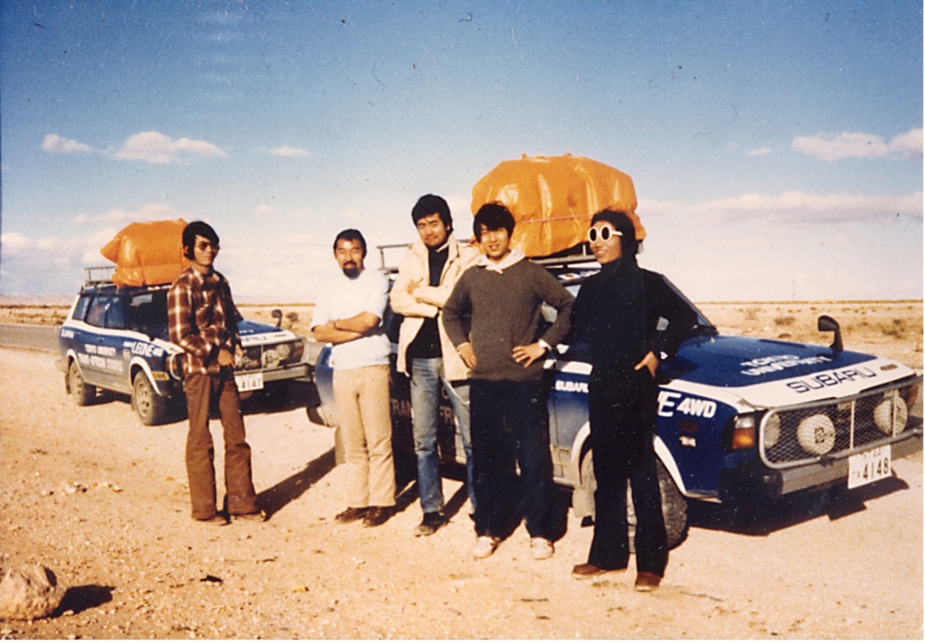 原廣司研究室至西非洲聚落調查(1978年)<br>
從左至右:藤井明、佐藤潔人、隈研吾、竹山聖、原廣司<br>
拍攝者:山中知彦。所屬:東京大學・原廣司研究室(當時)收藏