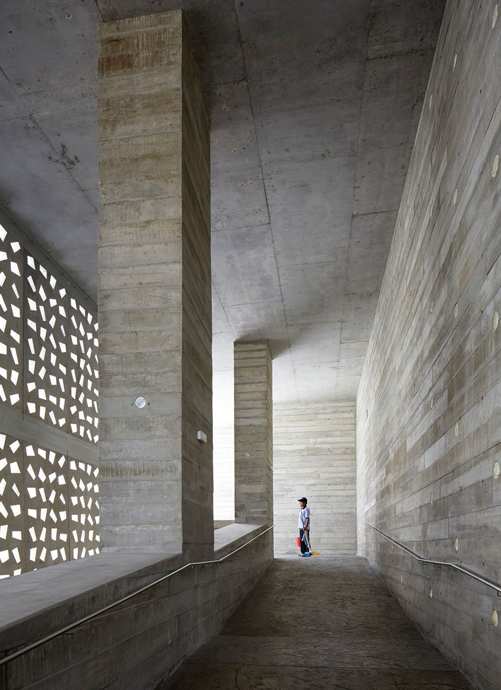 秘魯建築 Peru 大學 UDEP Lecture Building  BARCLAY CROUSSE Architecture  整個建築群由 10 座獨立的建築體構成，並透過道路、天橋和廣場相互連接，構成精緻的交通動線