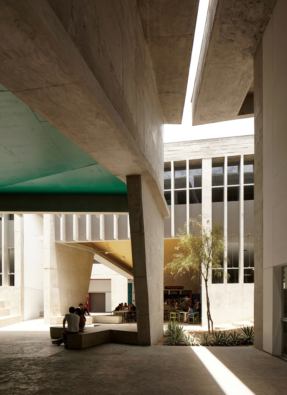 秘魯建築 Peru 大學 UDEP Lecture Building  BARCLAY CROUSSE Architecture  陽光就像一個日晷（sunclock），隨著白天時間的推移，在建築物內部地板和牆壁上留下光影的痕跡