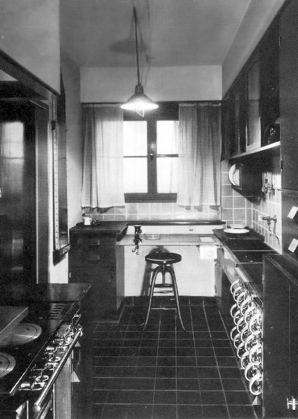 法蘭克福廚房(德語:Frankfurter Küche、英語:Frankfurt kitchen)是民用建築領域標誌性的成果之一,其建造遵循統一的理念,可帶來高效率工作的低成本設計,被視為現代一體化廚房的先驅。於1926年由奧地利建築師 Margarete Schütte-Lihotzky 為建築師 Ernst May 在德國法蘭克福開展的公營住宅項目「新法蘭克福」而設計