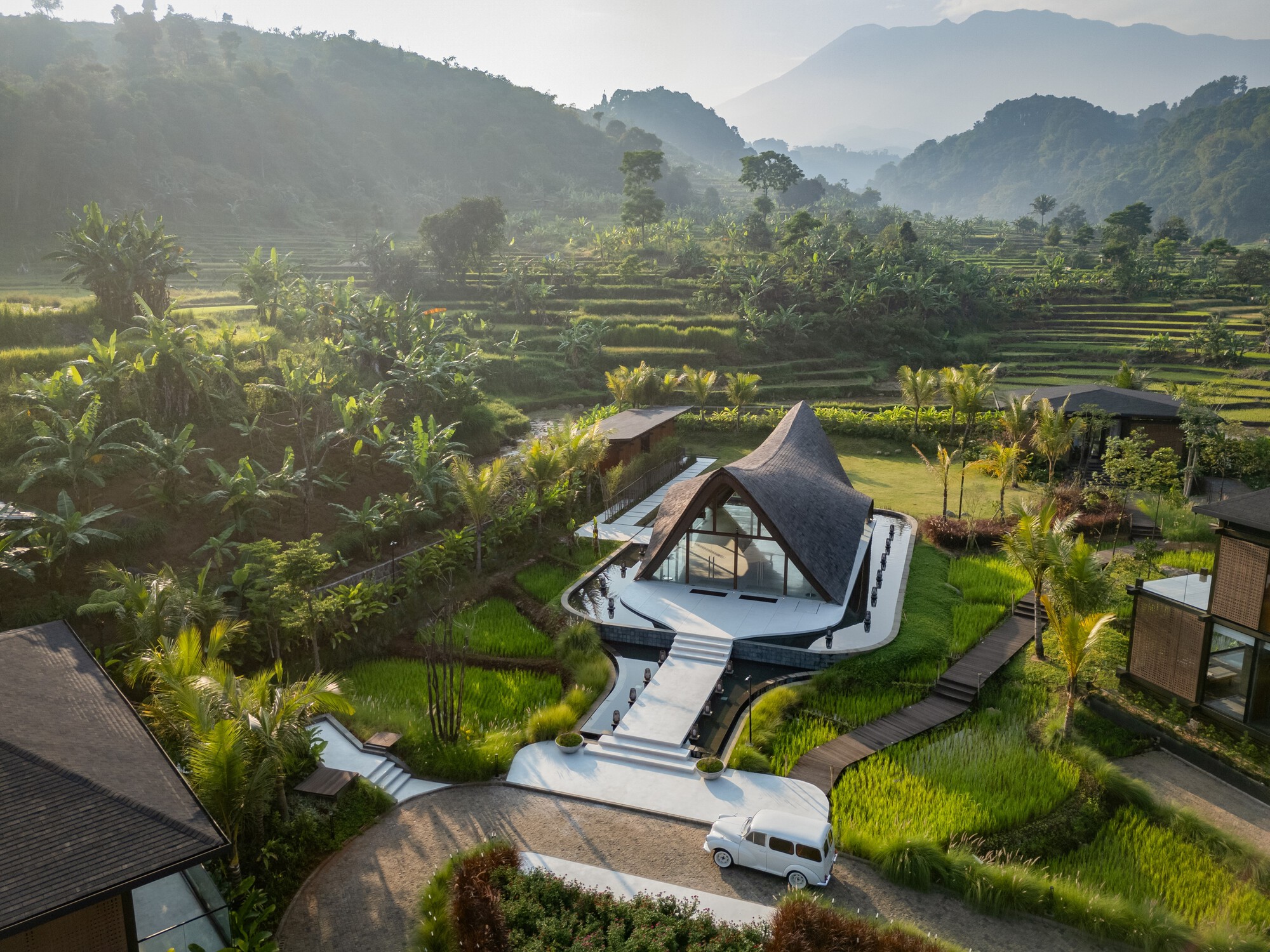 印尼 Kecamatan Megamendung  多功能建築、酒店建築、公共空間、景觀設計 K-Thengono Design Studio