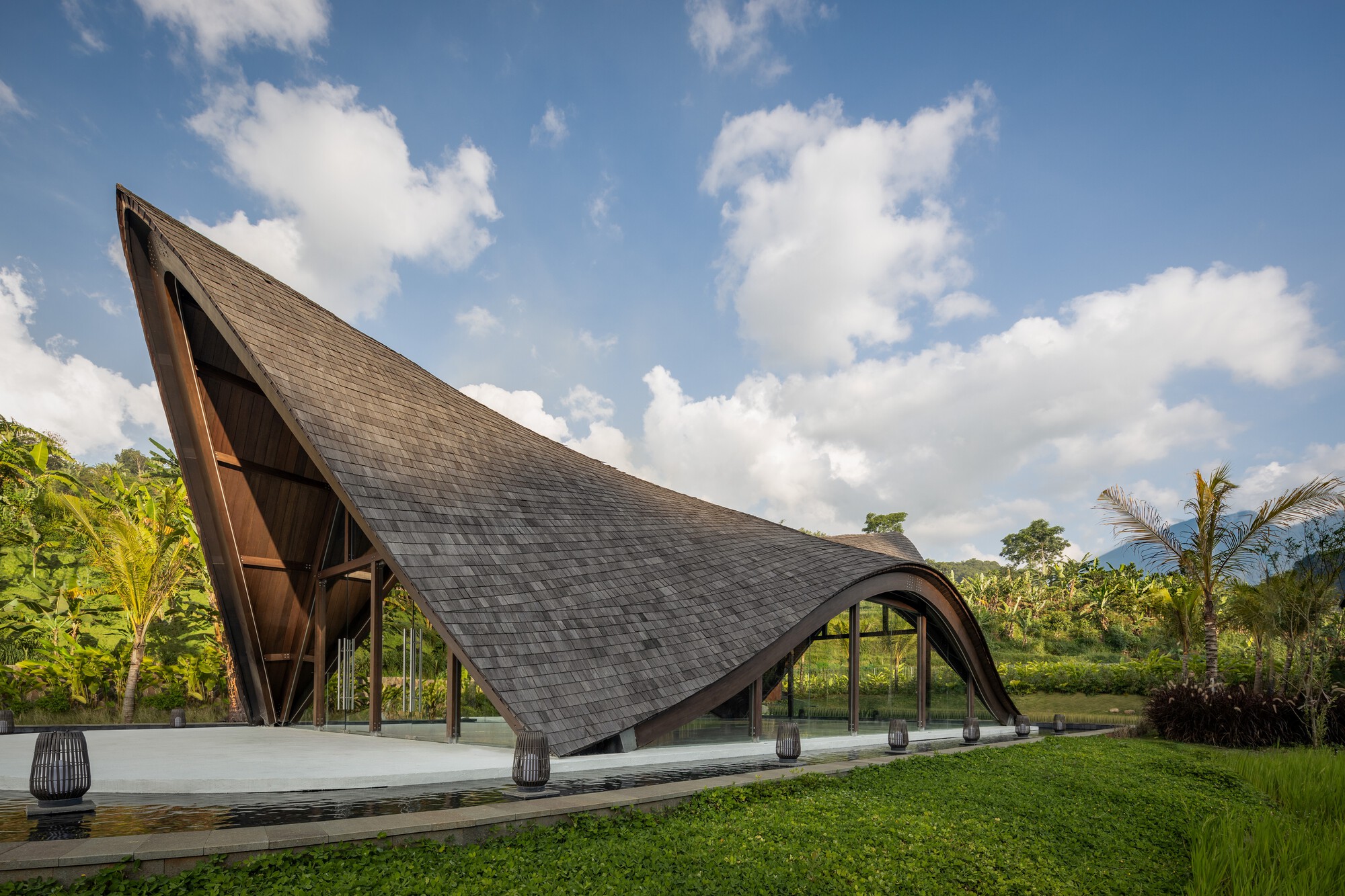 印尼 Kecamatan Megamendung  多功能建築、酒店建築、公共空間、景觀設計 K-Thengono Design Studio