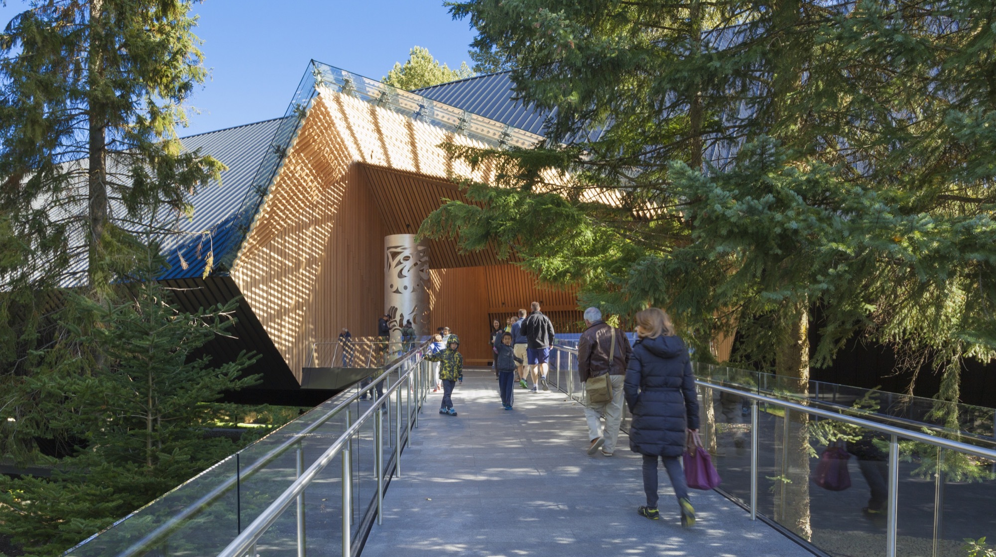 Patkau Architects 加拿大奧登美術館 Audain Art Museum奧登美術館（Audain Art Museum）位於加拿大惠斯勒（Whistler, Canada），由加拿大建築師事務所 Patkau Architects 擘劃，美術館的外觀形制與整體氣質，特意採取了含蓄而簡約的格調，其用意是為館內珍藏的藝術品，以及四周圍繞的自然景致，搭建一處靜謐的映襯舞台