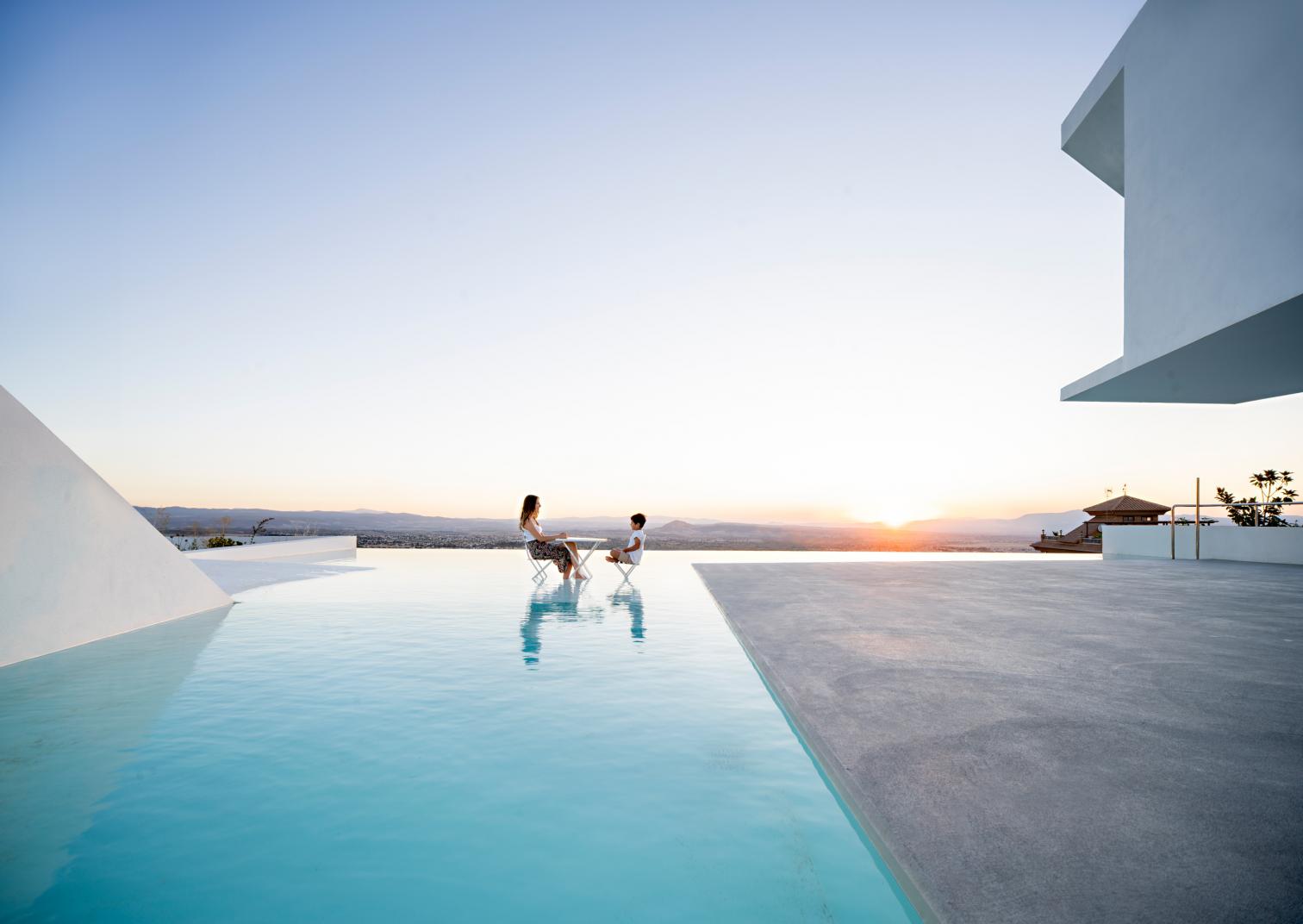 西班牙「Piscina con casa」住宅可以俯瞰格拉納達（Granada）市區，擁有良好的視野景觀
