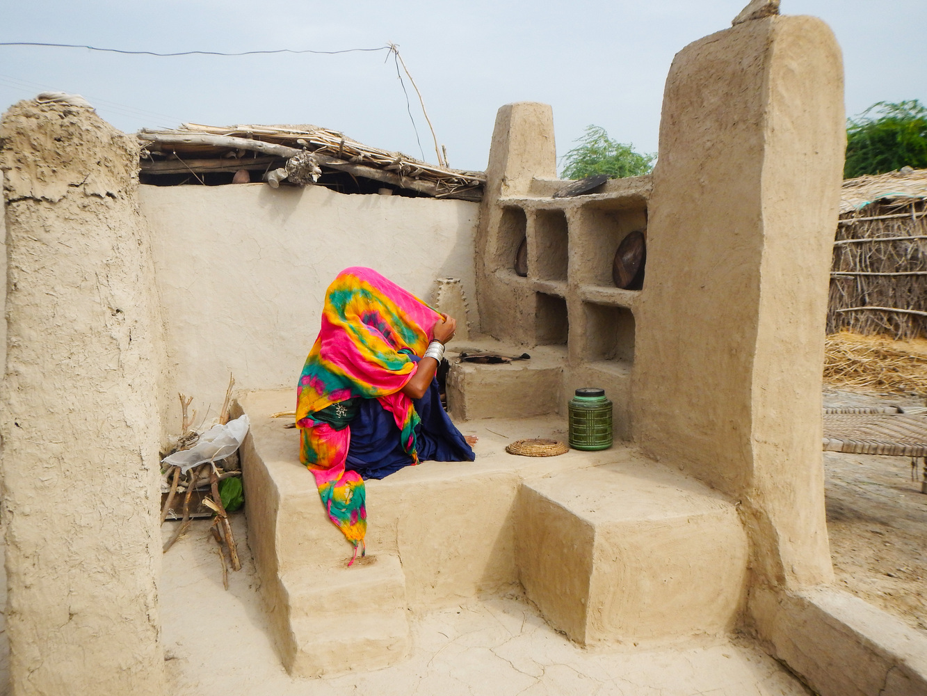 Building Chulahs, innovating traditional stoves, 70.000 self-build. Image © Yasmeen Lari, Heritage Foundation of Pakistan