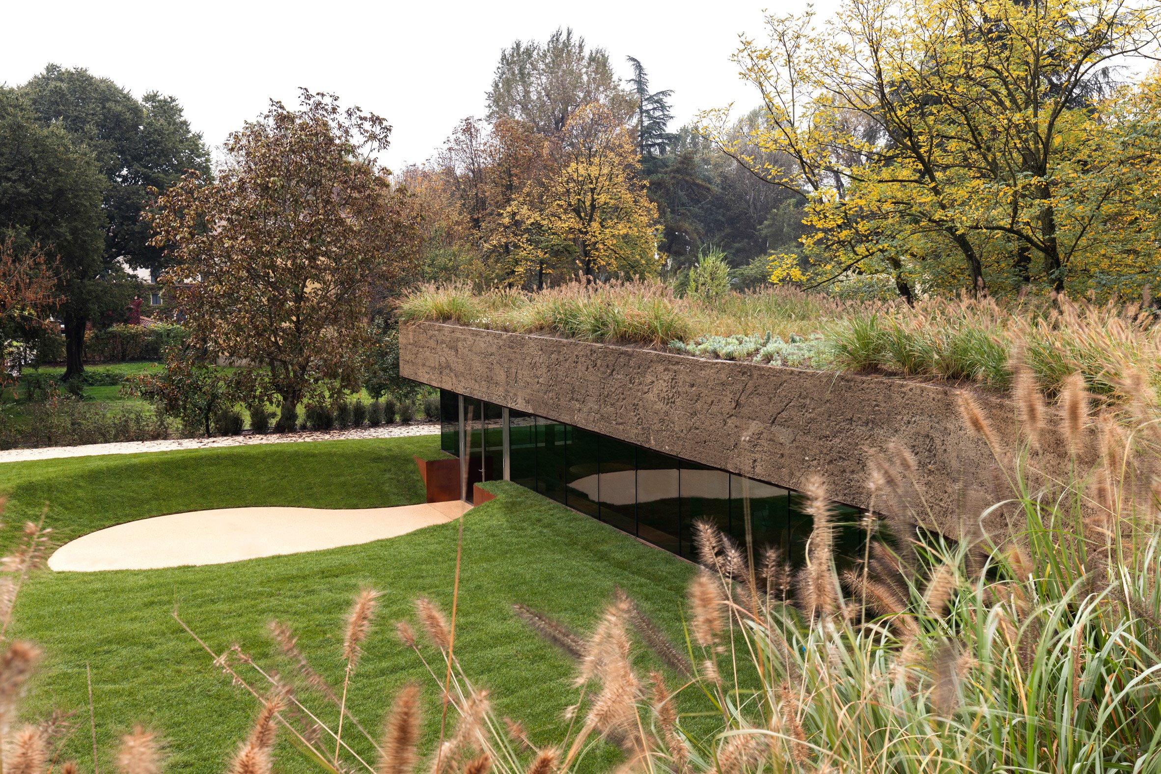 義大利餐廳 Carlo Ratti Associati Mutti restaurant 1.1 公頃的戶外花園,是由知名的義大利景觀設計大師 Paolo Pejrone 精心打造,他在義大利景觀界享有崇高的地位,擅長運用當地的植物與自然材料,營造出富有詩意的景觀空間