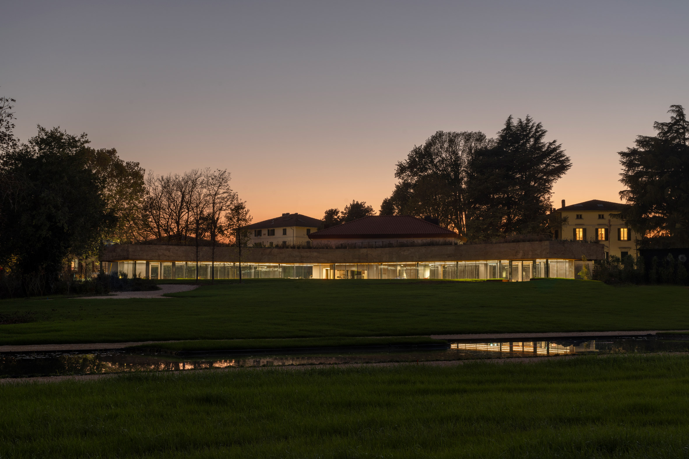 義大利餐廳 Carlo Ratti Associati  Mutti restaurant 在規劃「此地開餐」餐廳時，秉持著「沉浸自然」的設計初衷。CRA 首先將基地向下開挖，再將挖出的土壤堆疊塑形，形成一個覆蓋著茂盛植栽的土丘狀屋頂