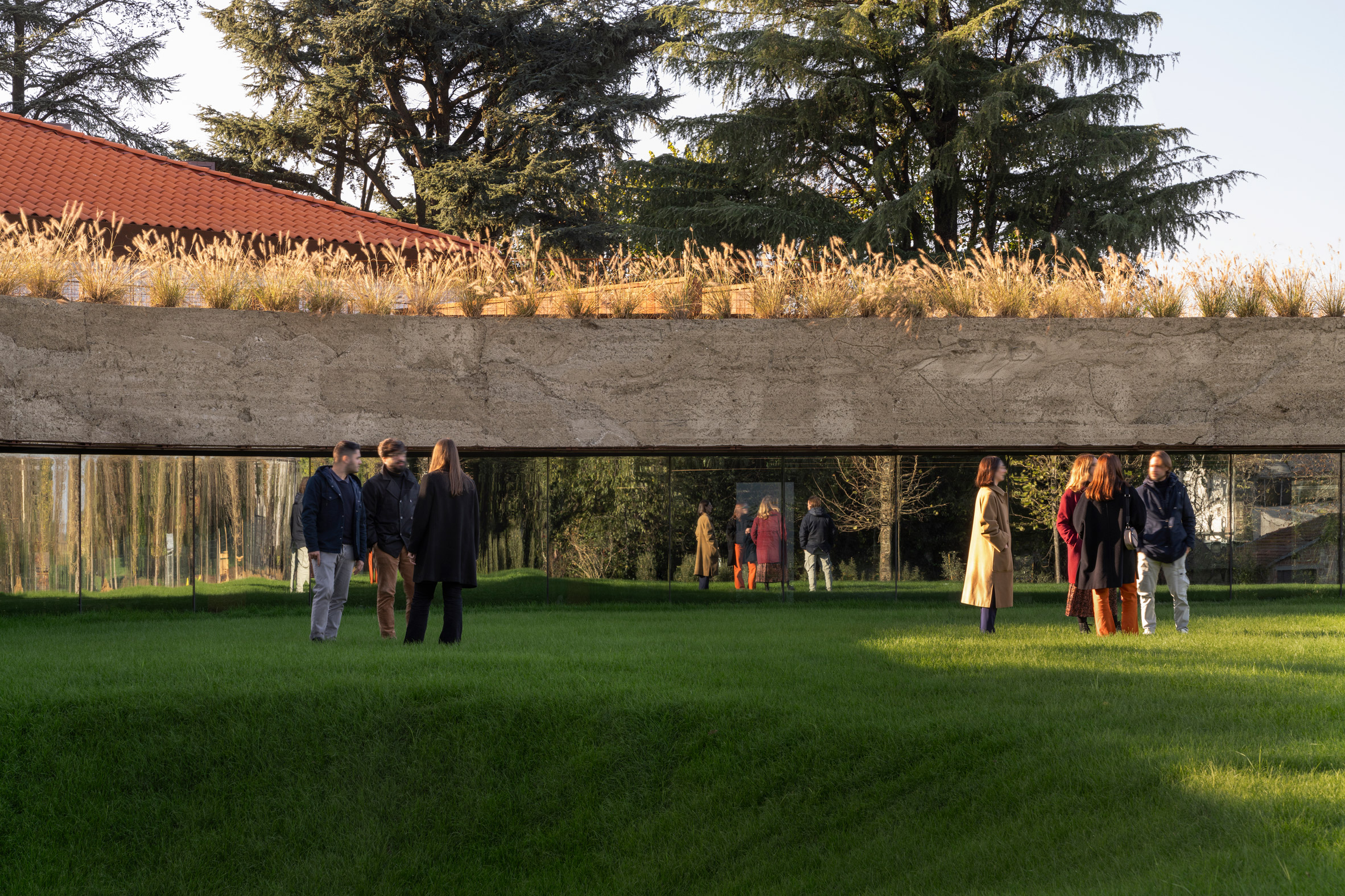 義大利餐廳 Carlo Ratti Associati  Mutti restaurant 高達 5 公尺的綠屋頂，具有絕佳的隔熱效果，也為周圍環境提供了生態跳島