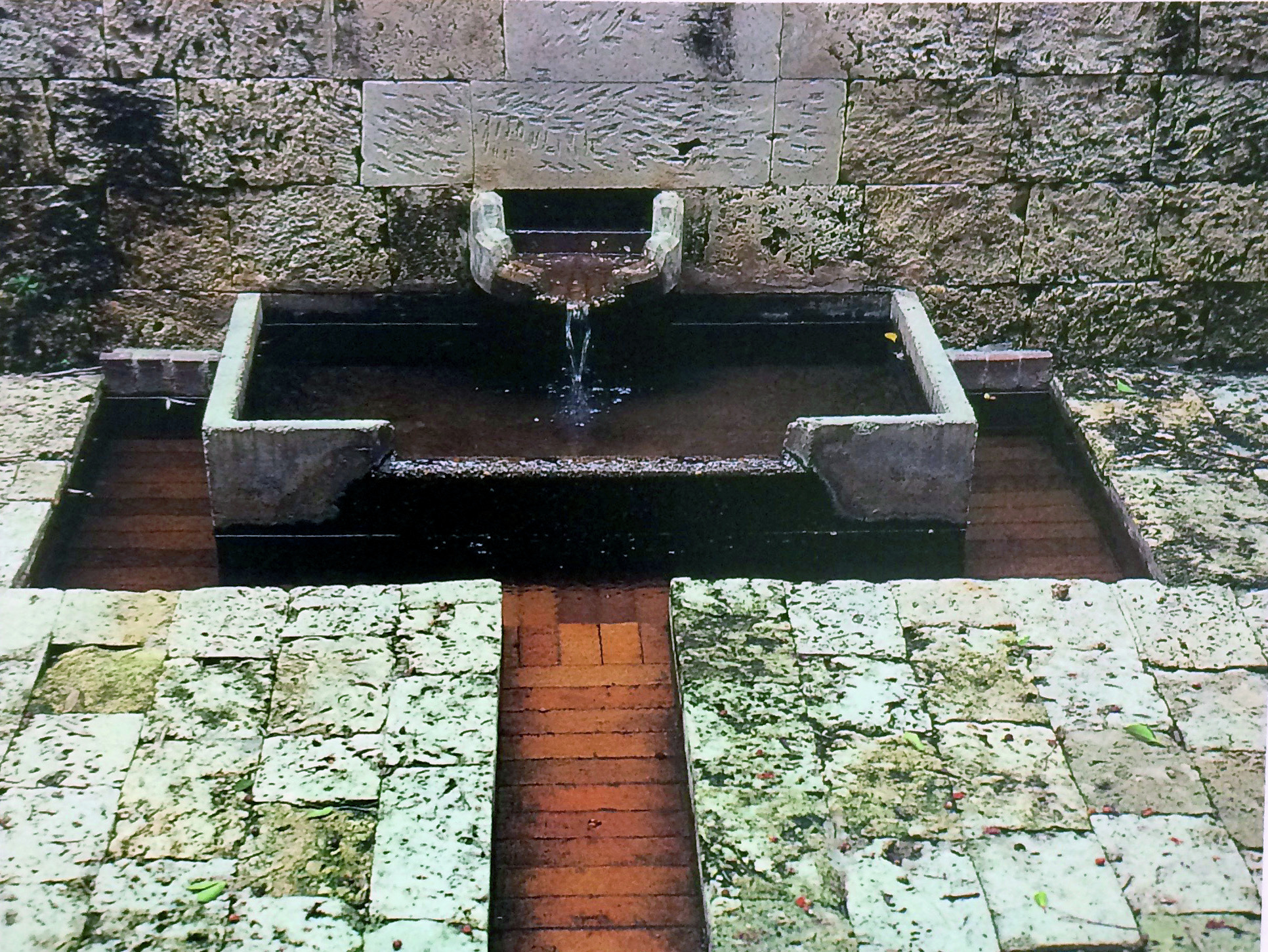 Rogelio Salmona 擅長運用光影、水景與植栽,來營造空間的氛圍,並讓建築與自然環境產生對話。在這座「總統貴賓招待所(Casa de Huéspedes de Colombia)」中,他更進一步地將這些元素,發揮得淋漓盡致