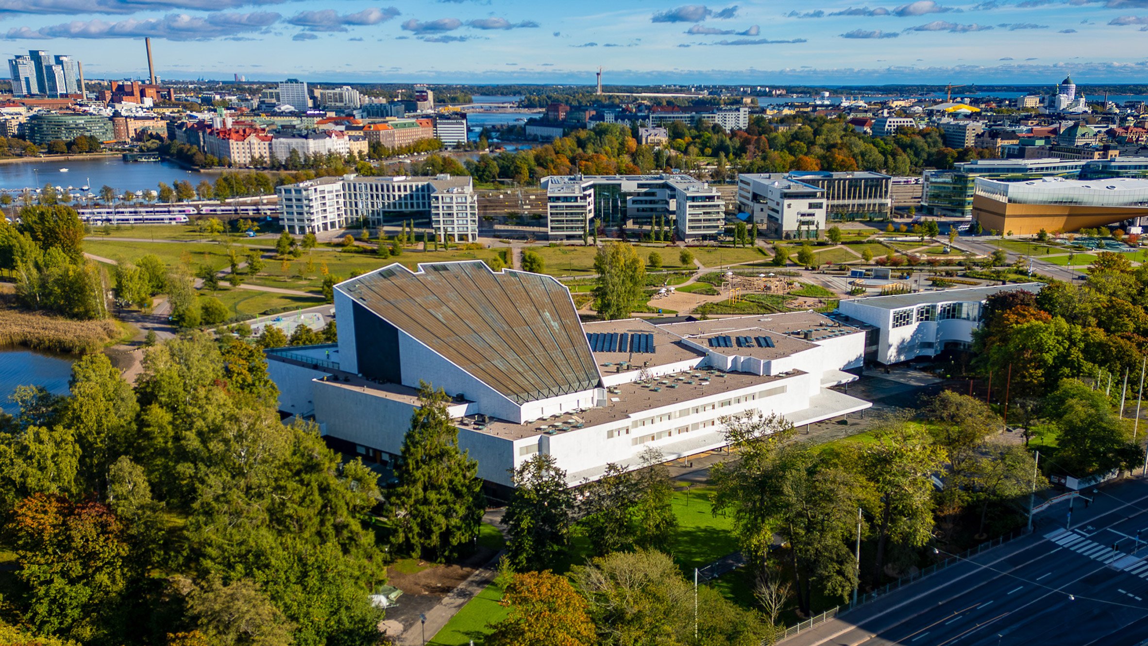 芬蘭廳(Finlandia Hall)是位於赫爾辛基市中心蝶略灣(Töölönlahti Bay)畔的一座會議及活動場地,由赫爾辛基市政府所有。這座由建築師阿爾瓦・阿爾托(Alvar Aalto)操刀設計的建築,於1971年竣工落成。廳內每一處細節,皆出自阿爾托之手,足見其對建築的用心與投入