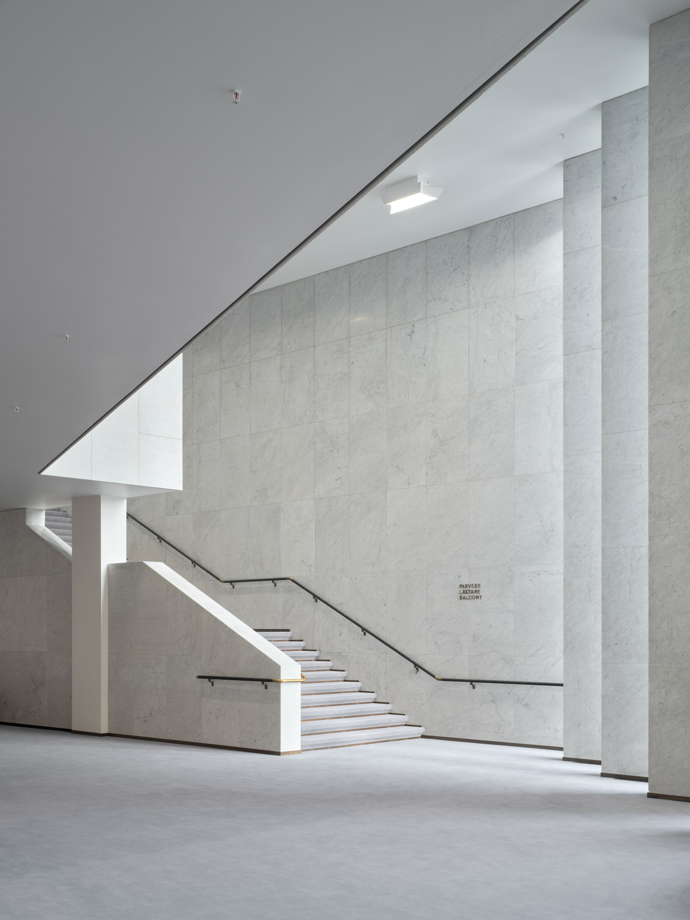 Alvar Aalto 芬蘭廳 Finlandia Hall 整修 Arkkitehdit NRT renovation 整修團隊在外觀與內裝的翻新上,謹守 Alvar Aalto 原本的設計語彙,包含白色外牆與空間細節,對於新建或改建的部分也盡量融入原有風格,展現對大師與歷史的尊重。修舊如舊的方式,也是許多現今對於建築遺產再利用時的態度