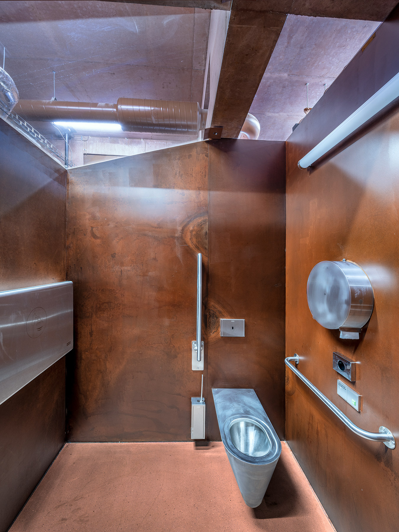 洗手間牆面以耐候鋼打造 捷克建築 GAMPA and Sféra with Public Spaces of Automatic Mills Winternitzovy automatické Mlýny