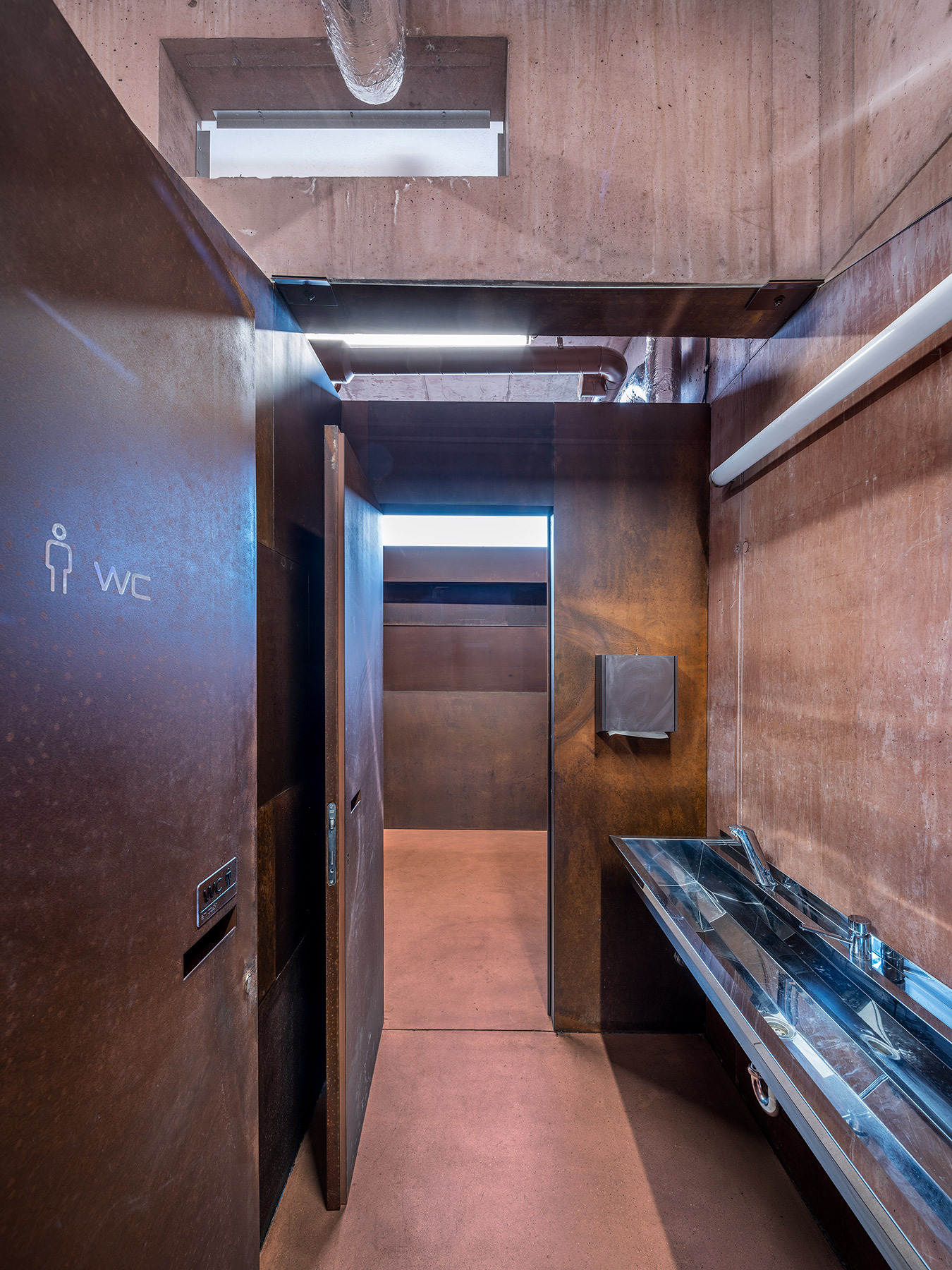 洗手間牆面以耐候鋼打造 捷克建築 GAMPA and Sféra with Public Spaces of Automatic Mills Winternitzovy automatické Mlýny