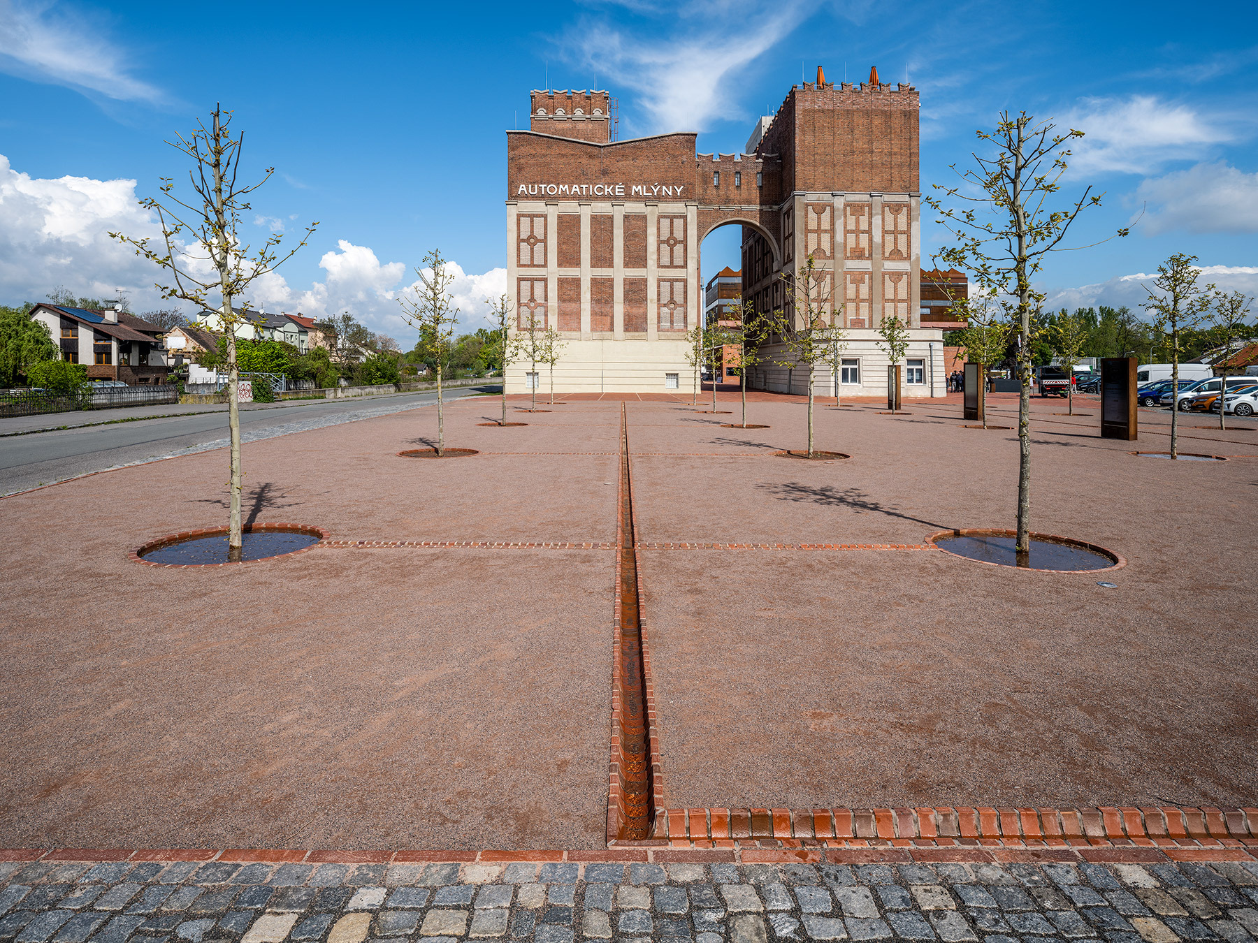 廣場景觀設計：排水溝同時做為樹木的灌溉水道 捷克建築 GAMPA and Sféra with Public Spaces of Automatic Mills Winternitzovy automatické Mlýny