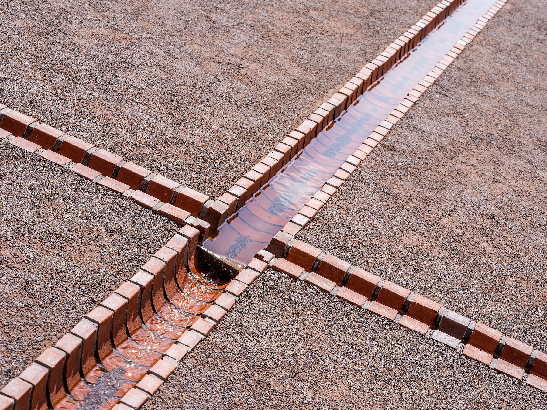 捷克建築 GAMPA and Sféra with Public Spaces of Automatic Mills Winternitzovy automatické Mlýny 廣場景觀設計：排水溝同時做為樹木的灌溉水道