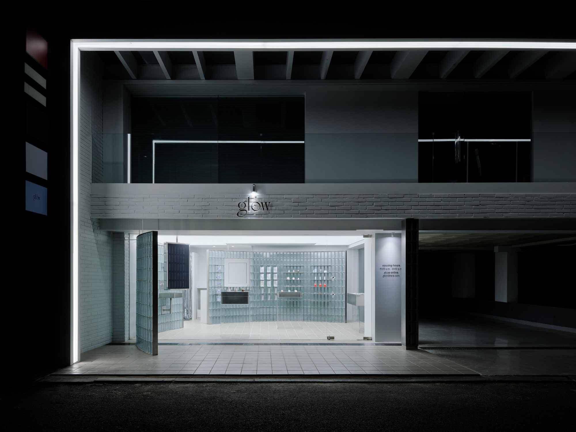 這間 GLOW 彩妝旗艦店位於首爾林蔭道（Garosu-gil）一條狹窄巷弄內的GLOW化妝品展示間，空間僅有36平方公尺