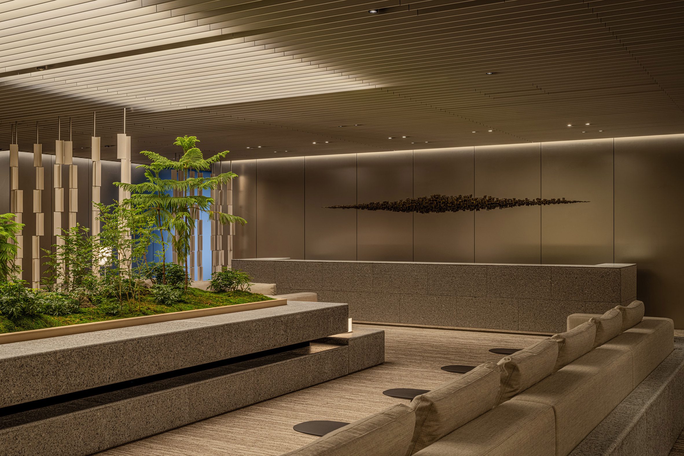 接待大廳以花崗岩基座圍繞植栽區，展現自然與建築的互動。牆面展示抽象雕塑，由藝術家設計，增添空間的文化深度與視覺焦點