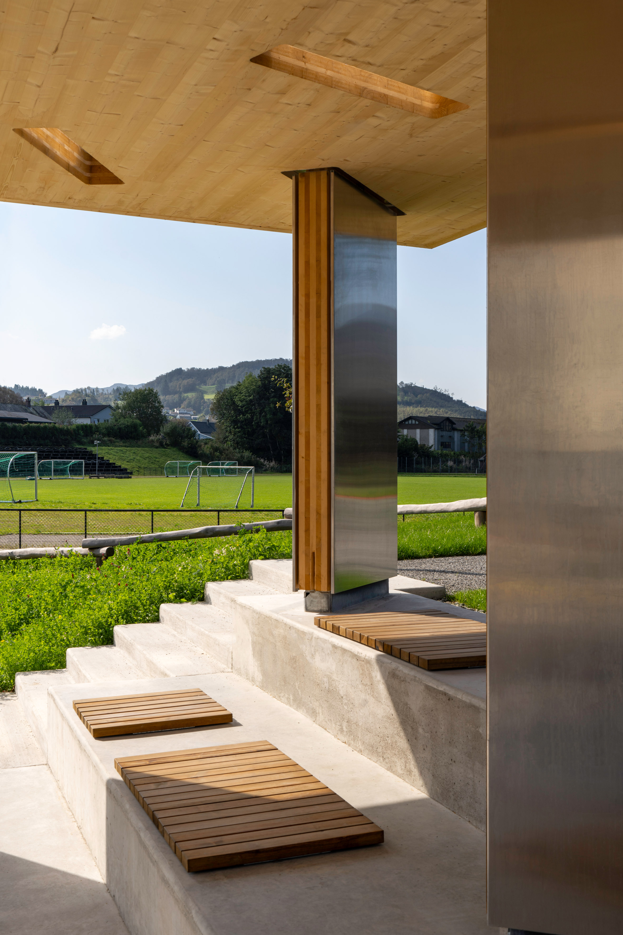 公園的中心，是一座以交叉層壓木材（CLT）為主結構，並以再生鋁材作為外部覆蓋材料的涼亭。這座涼亭，不只為這座公園提供一個遮陽避雨的場所，更成為這座公園的視覺焦點。這個涼亭，更配備了隱藏式的電源插座，方便在此舉辦各類活動。此外，設計團隊更利用雨鏈（rain chains）的設計，將雨水引導至植栽區域，以達到水資源的循環利用