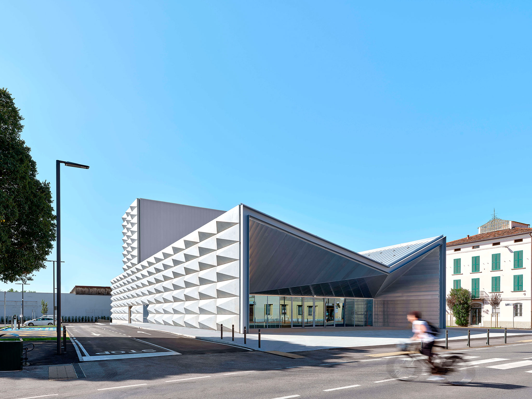 Teatro Bordoni由Facchinelli ARW設計,是Via Milano重建計畫「Oltre la strada」中的重要一環。這一計畫的目標在於重新塑造區域的工業形象,透過多樣的提升工程將劇院定位為該區的重要文化地標