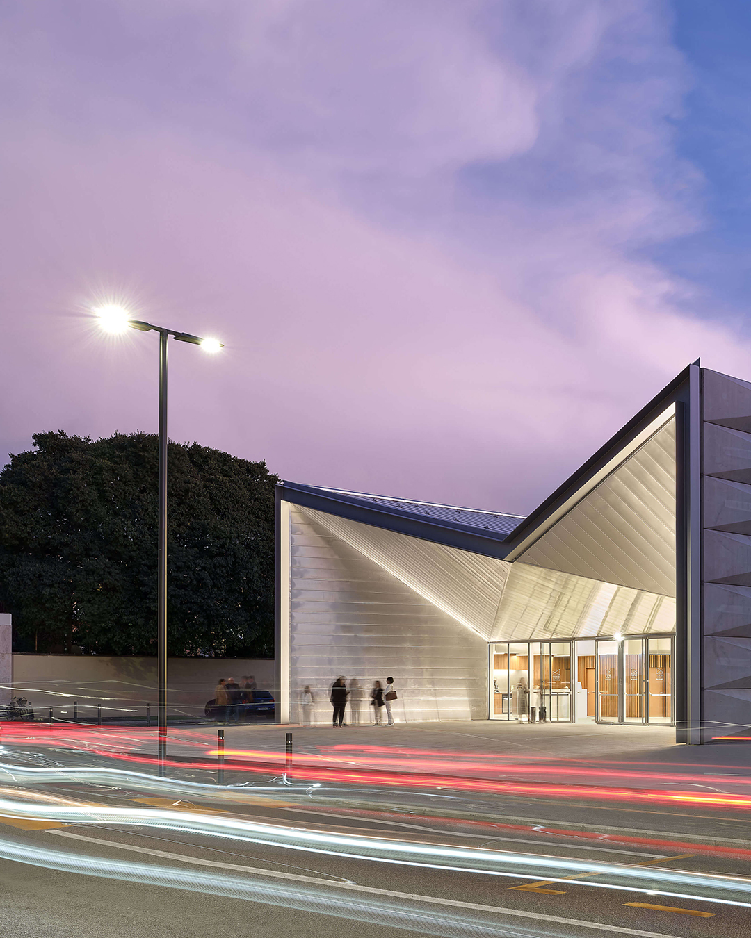 Theater Botticini 劇院從街道退縮,營造出「城市教堂前庭」,以花崗岩鋪設的廣場以及樹木成排的東側公共空間,使劇院自然融入鄰近住宅區