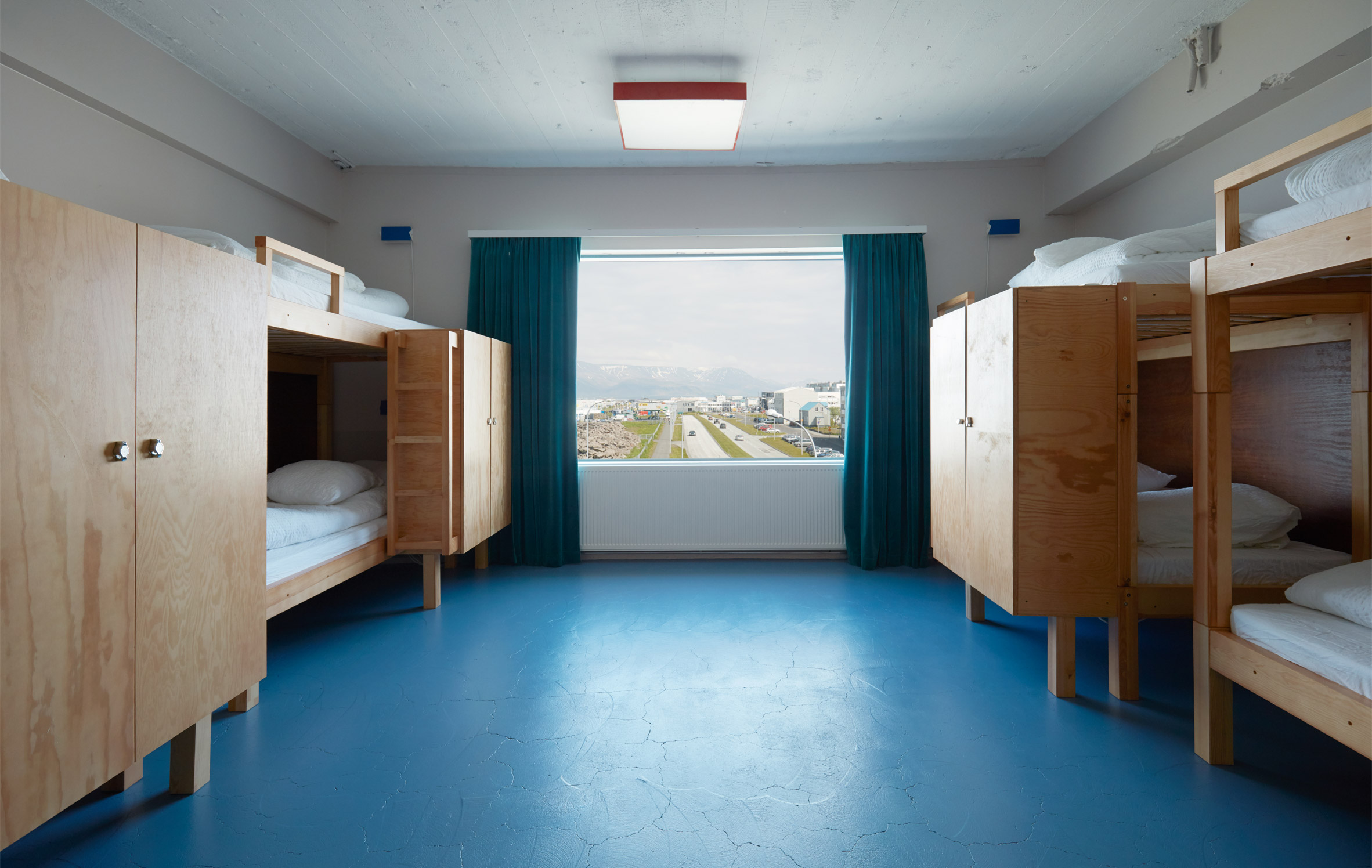 擁有多床位、上下舖的 hostel 房型