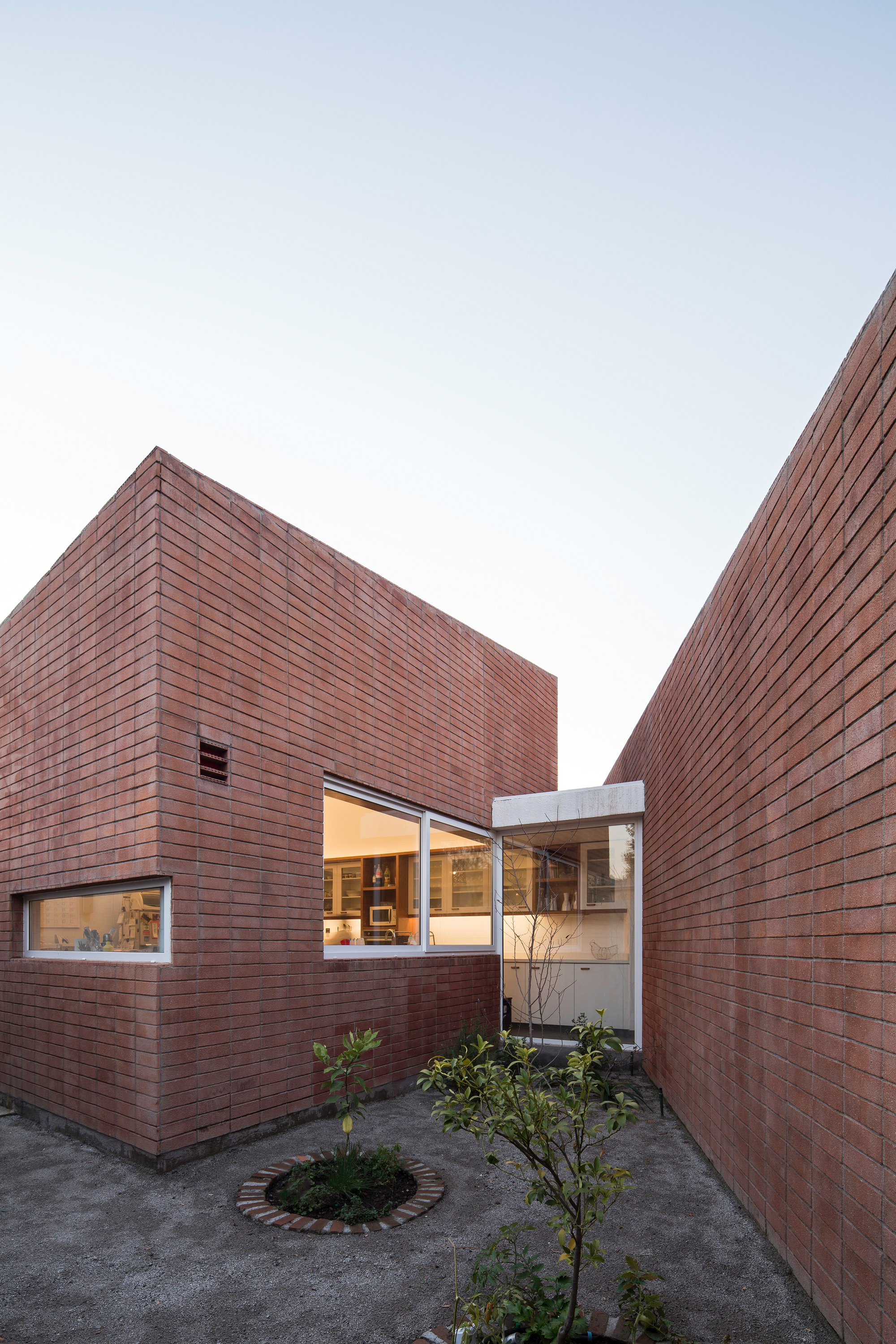 House Between Courtyards 智利聖地牙哥 Santiago Chile 私人住宅 Enrique Browne Tomás Swett