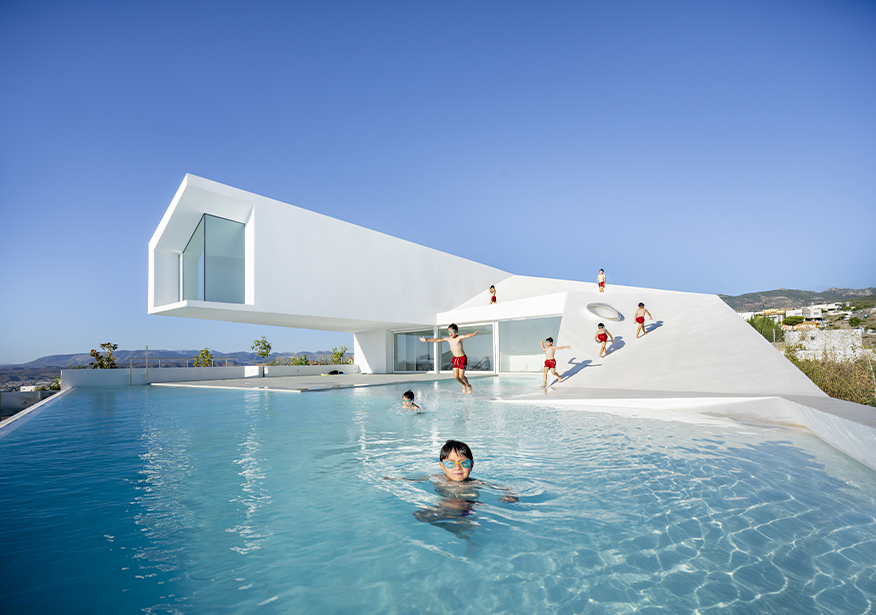 西班牙住宅 PISCINA CON CASA Serrano + Baquero 業主想要建造一座寬敞的游泳池,並以此空間作為與親朋好友們歡聚的核心場所