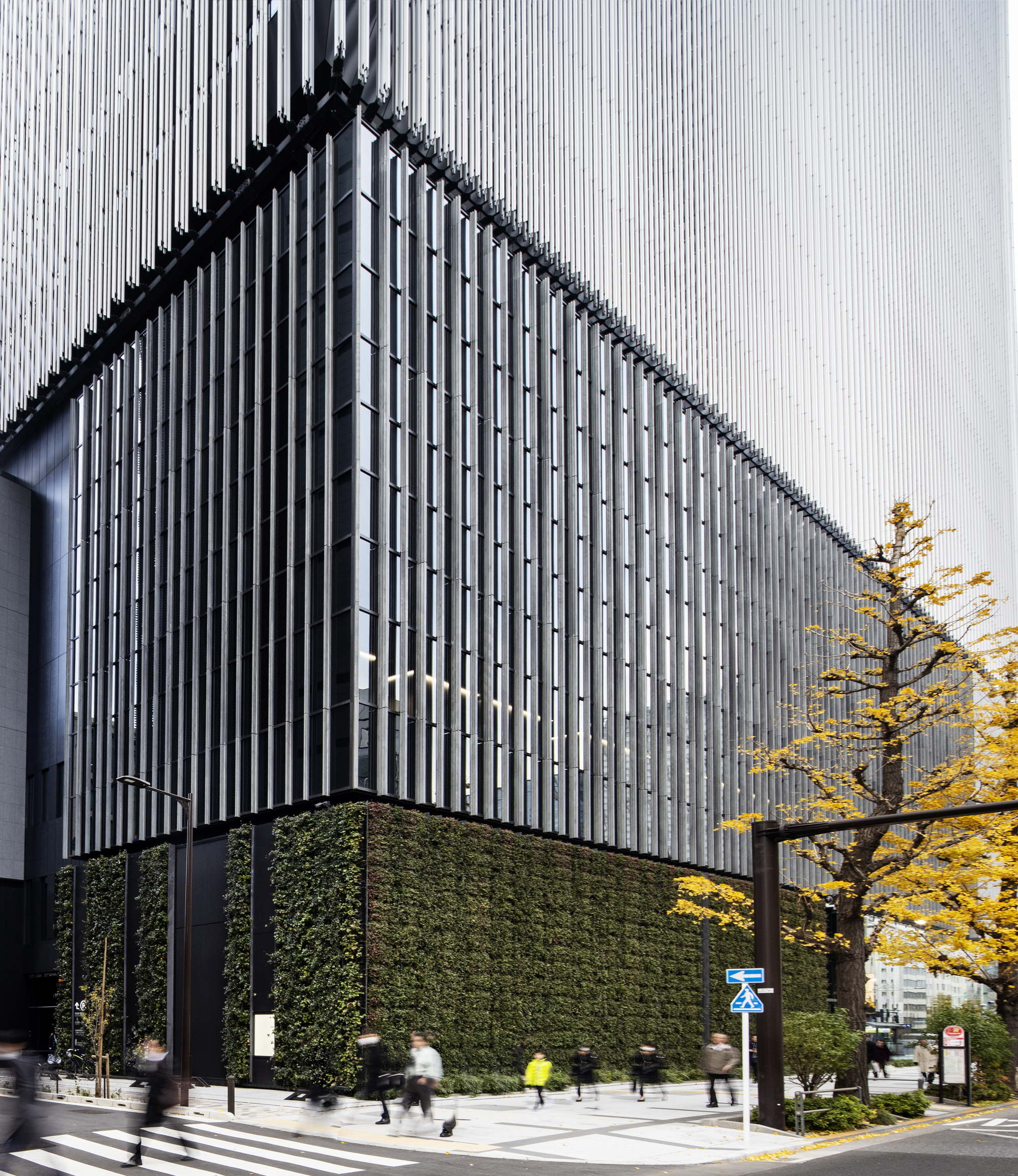 位於東京的「京橋博物館大樓」(MUSEUM TOWER KYOBASHI)由日建設計(Nikken Sekkei)操刀,其建築外觀以多片垂直格柵和弧形屋頂為特色