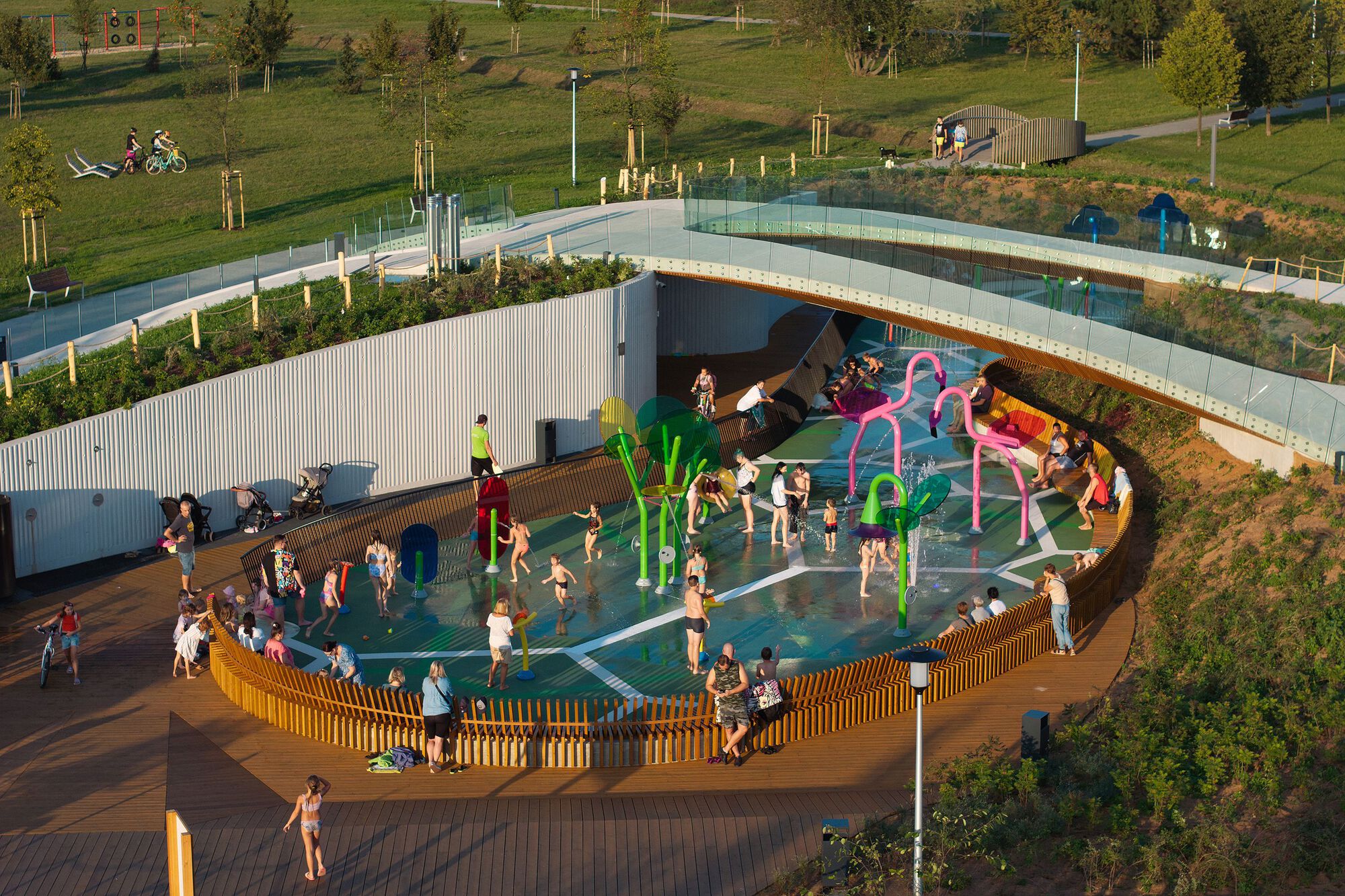 波蘭兒童遊樂場 公園 開放空間 Playgrounds Jaworek Park Tychy Robert Skitek 公園裡設置的「水樂園區」讓孩子們在酷暑得以玩耍、享受清涼