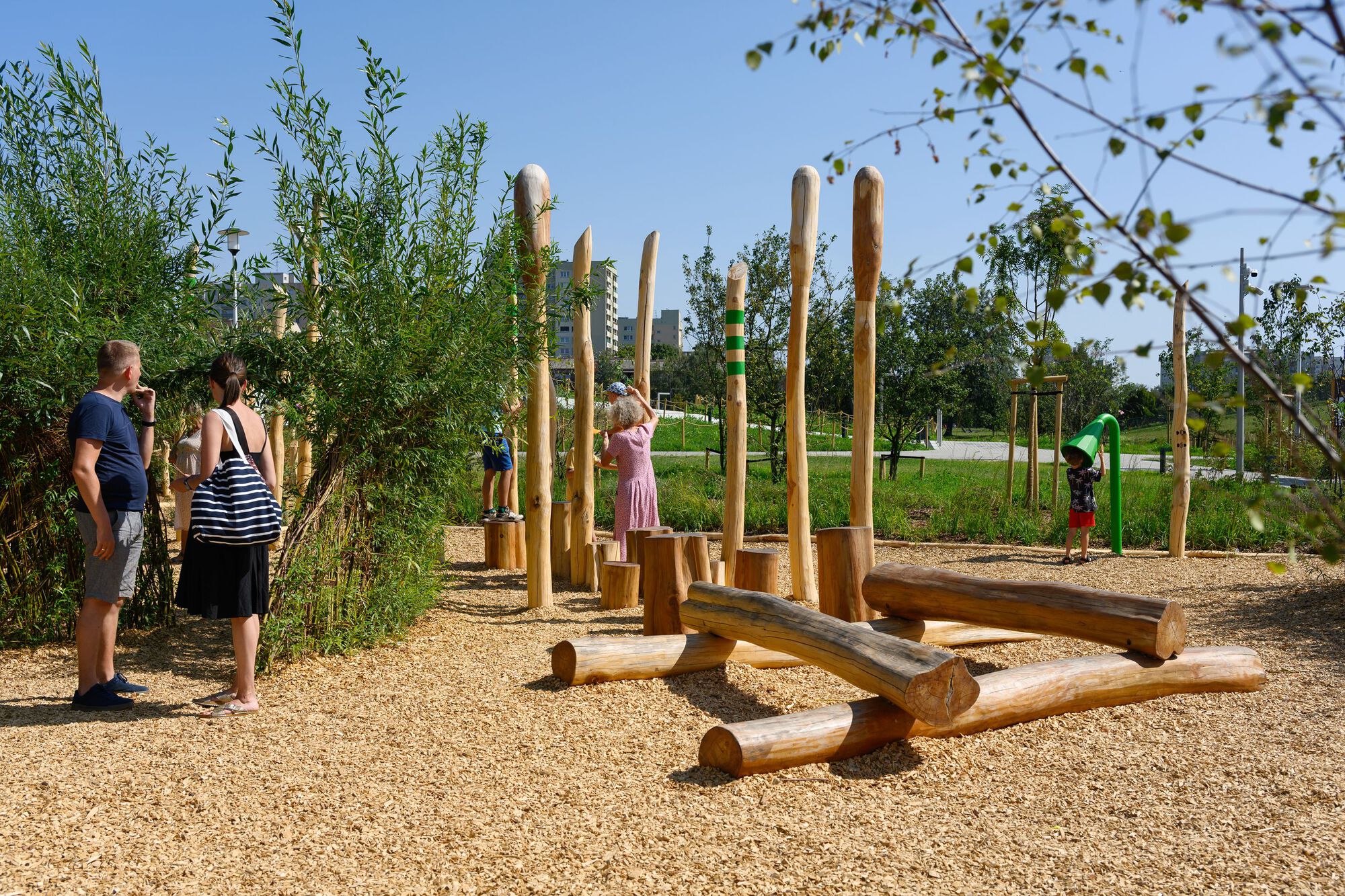 波蘭兒童遊樂場 公園 開放空間 Playgrounds Jaworek Park Tychy Robert Skitek 在自然遊戲區的設計上，設計團隊大量使用了木材、藤條、礫石、沙子、木屑以及黃麻繩等天然材料，並利用這些材料，打造出各式各樣的遊具和教育設施