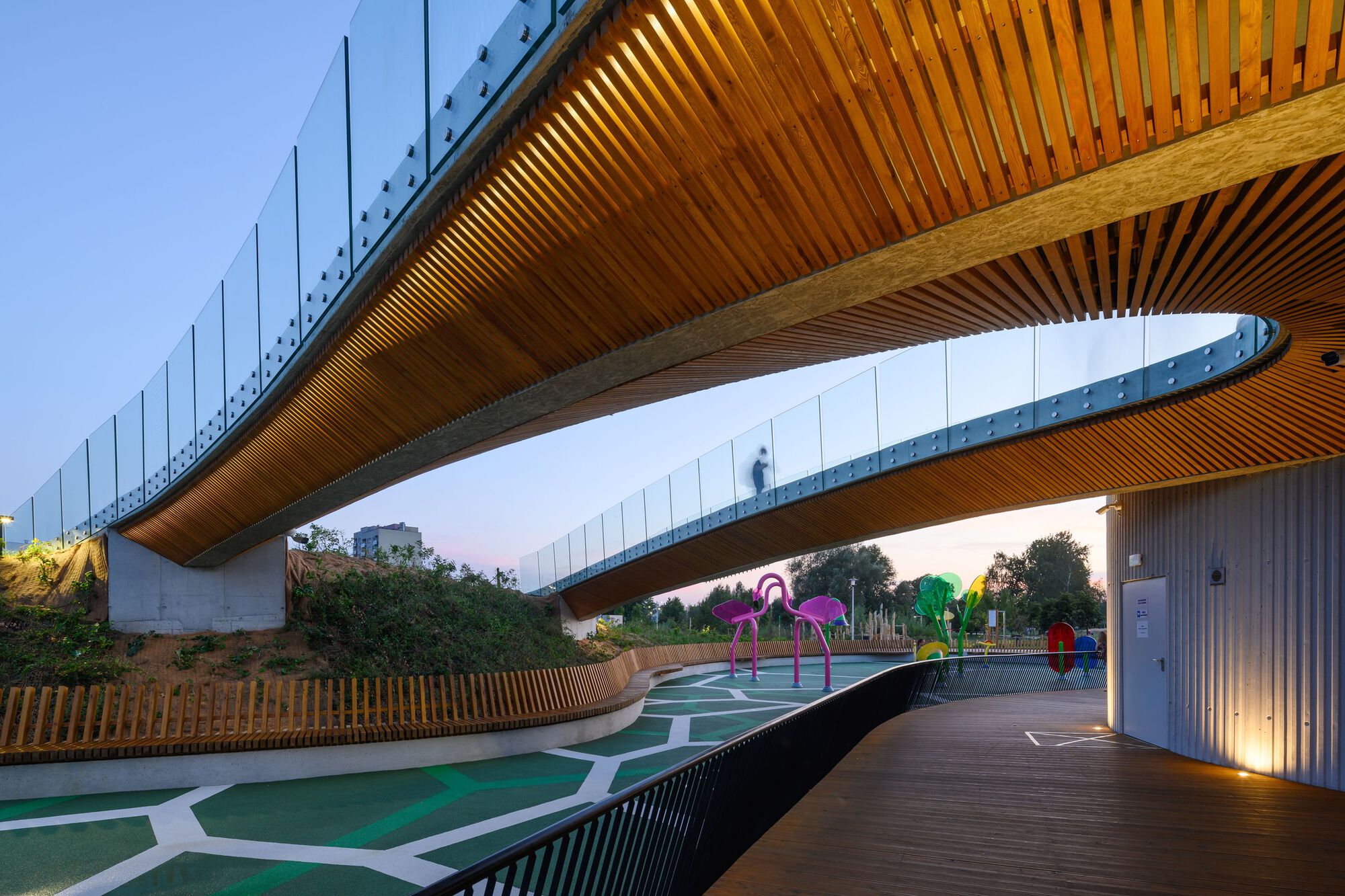人行步橋跨越在公園上方,形成多層次的空間